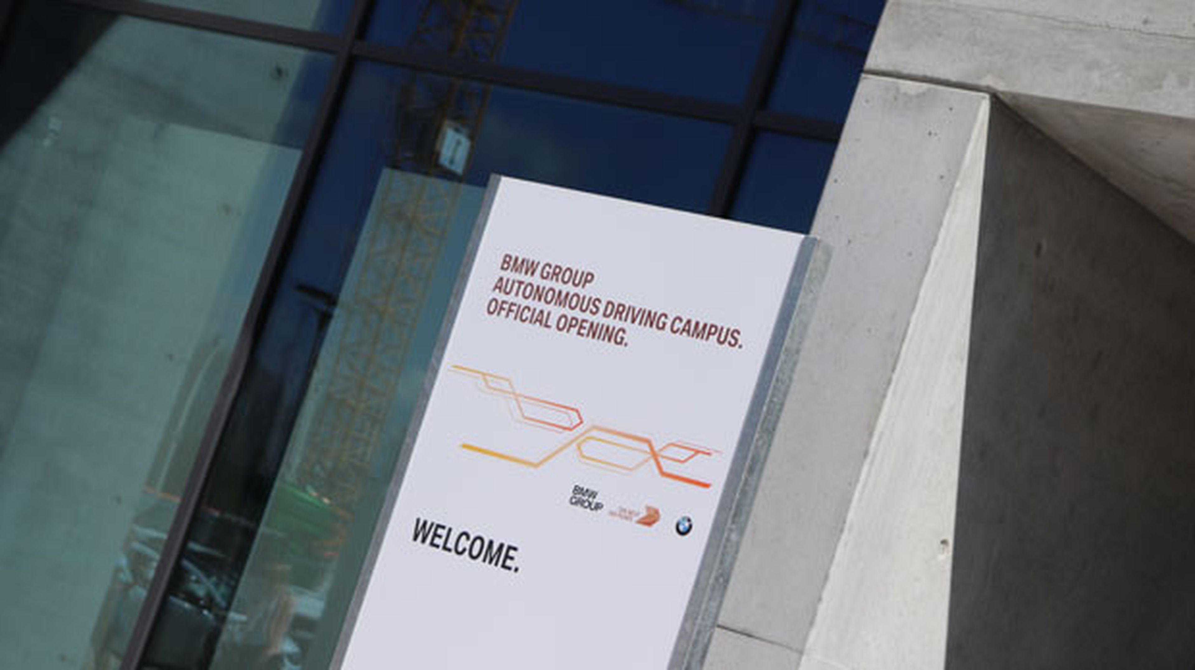Cartel de BMW Group en la recepción del Autonomous Driving Campus