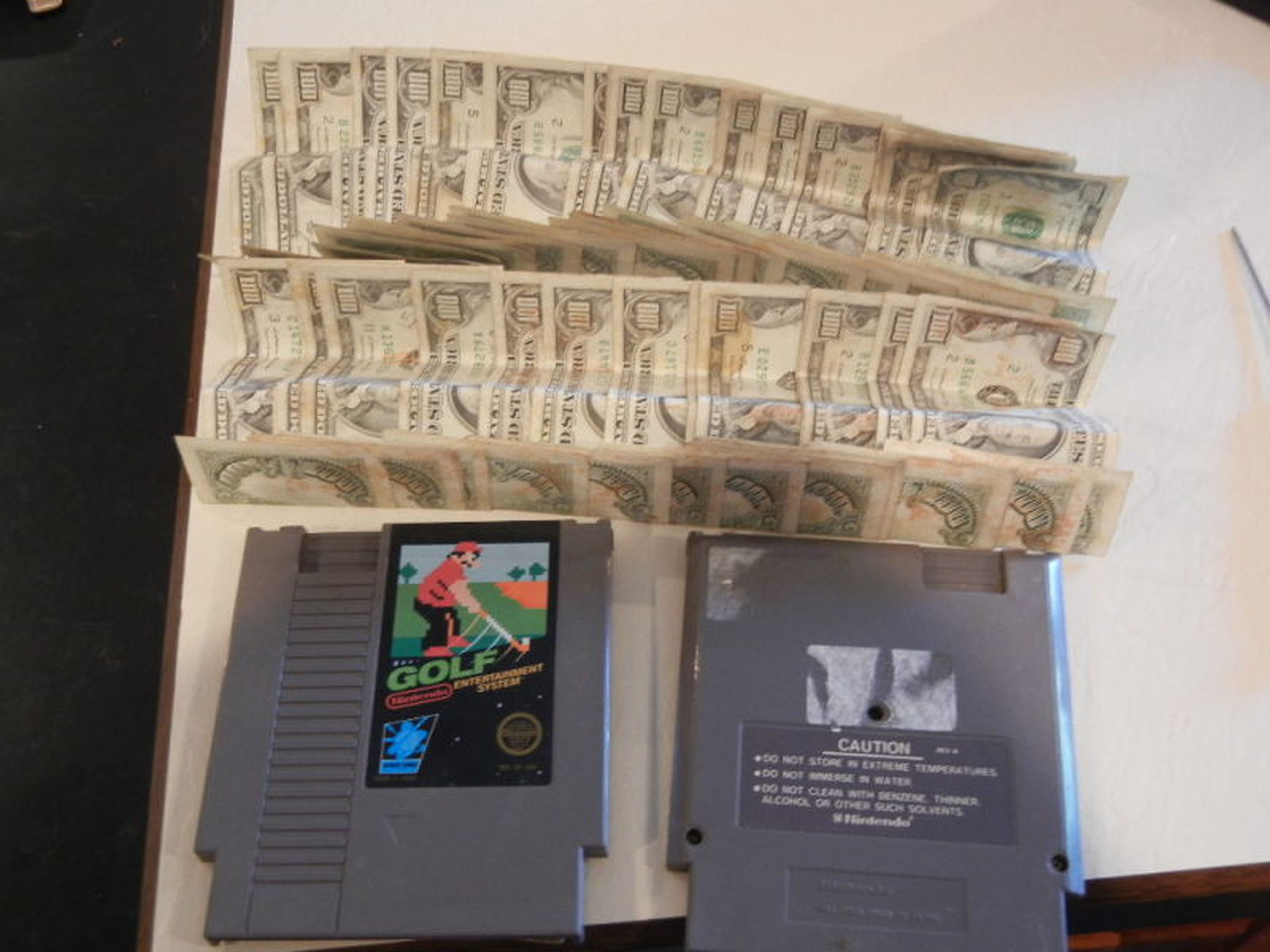 Un coleccionista compra dos juegos de NES de 1984 y se encuentra droga dentro