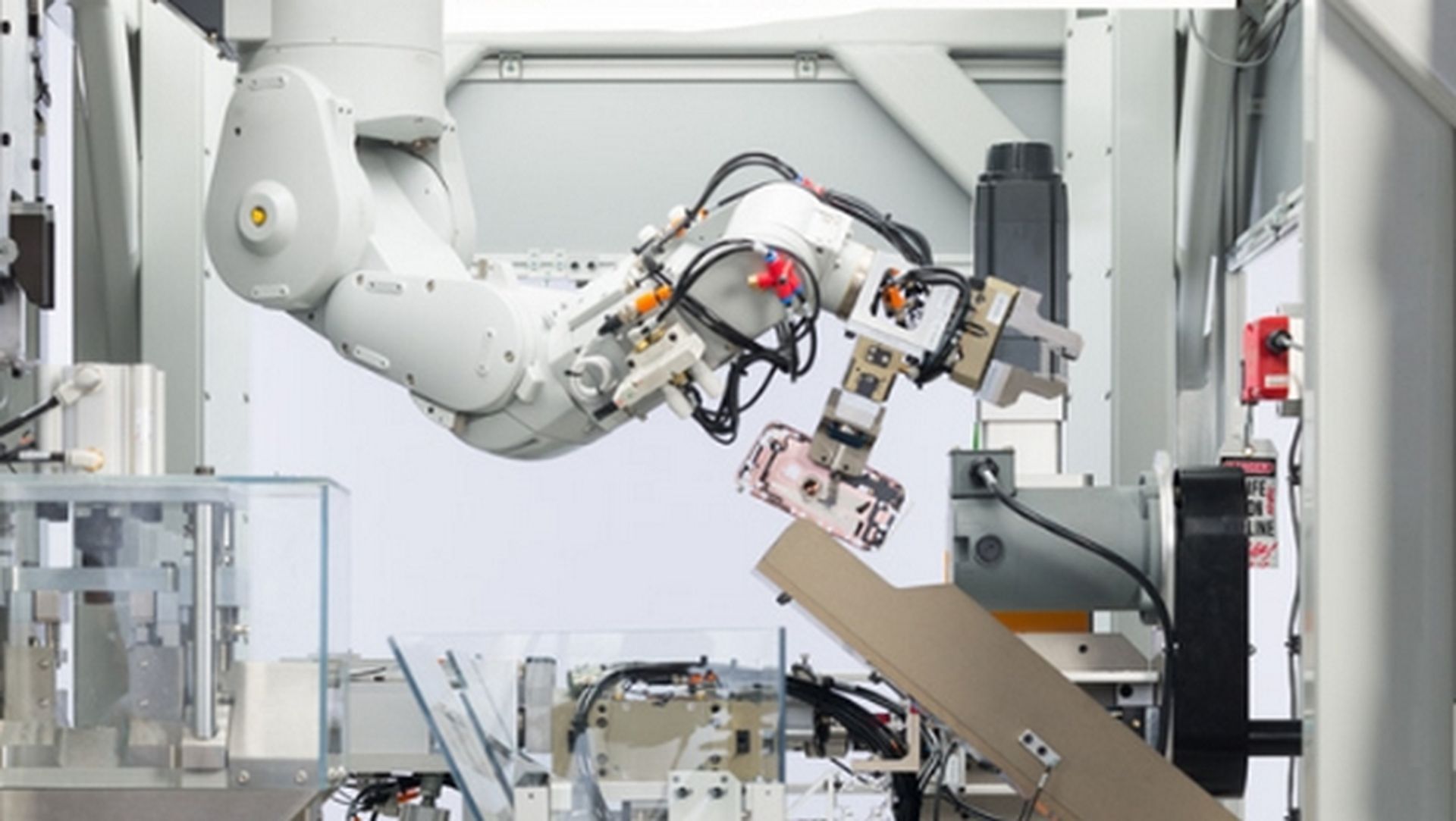 Daisy, el robot de Apple que destruye 200 iPhone cada hora