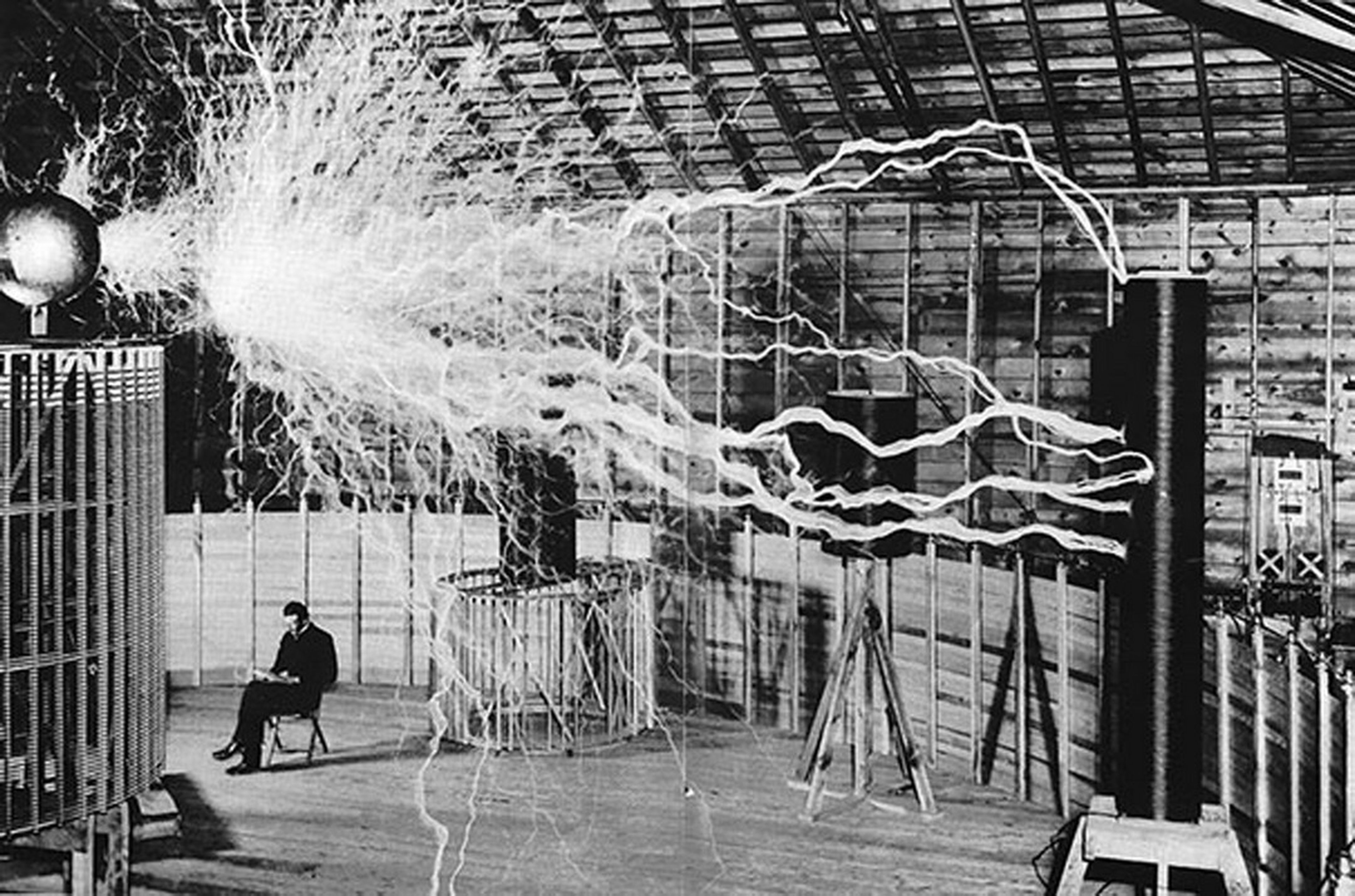 La mítica foto de Nikola Tesla es un montaje, Tesla no estaba allí