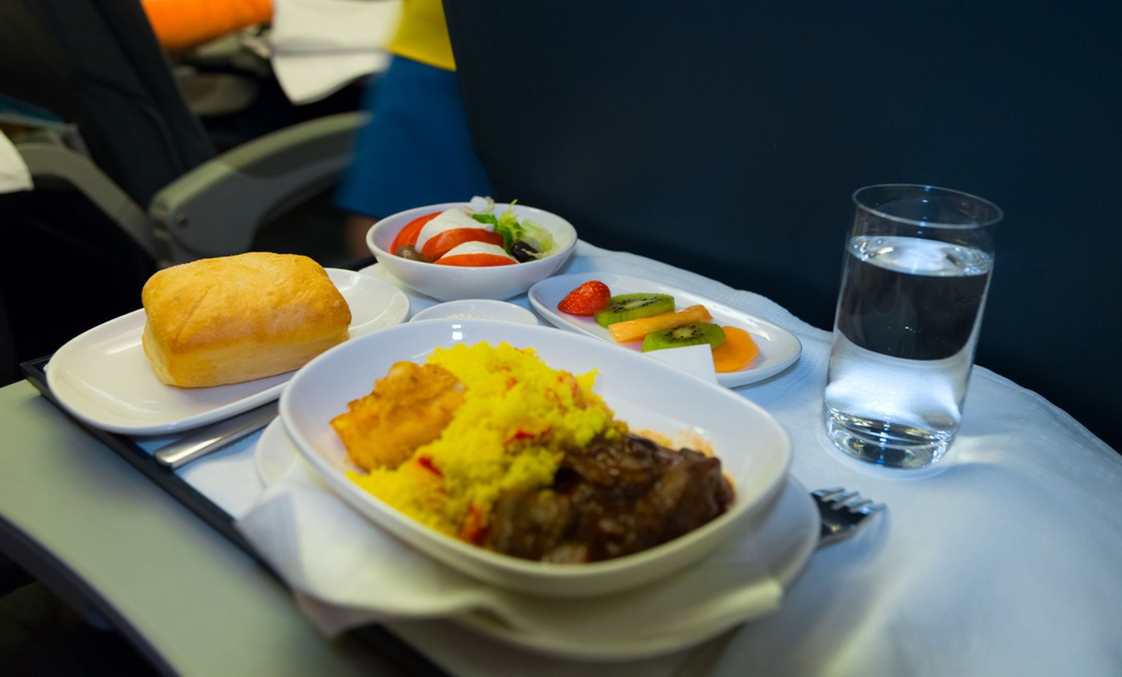 Por qué la comida de los aviones sabe tan mal