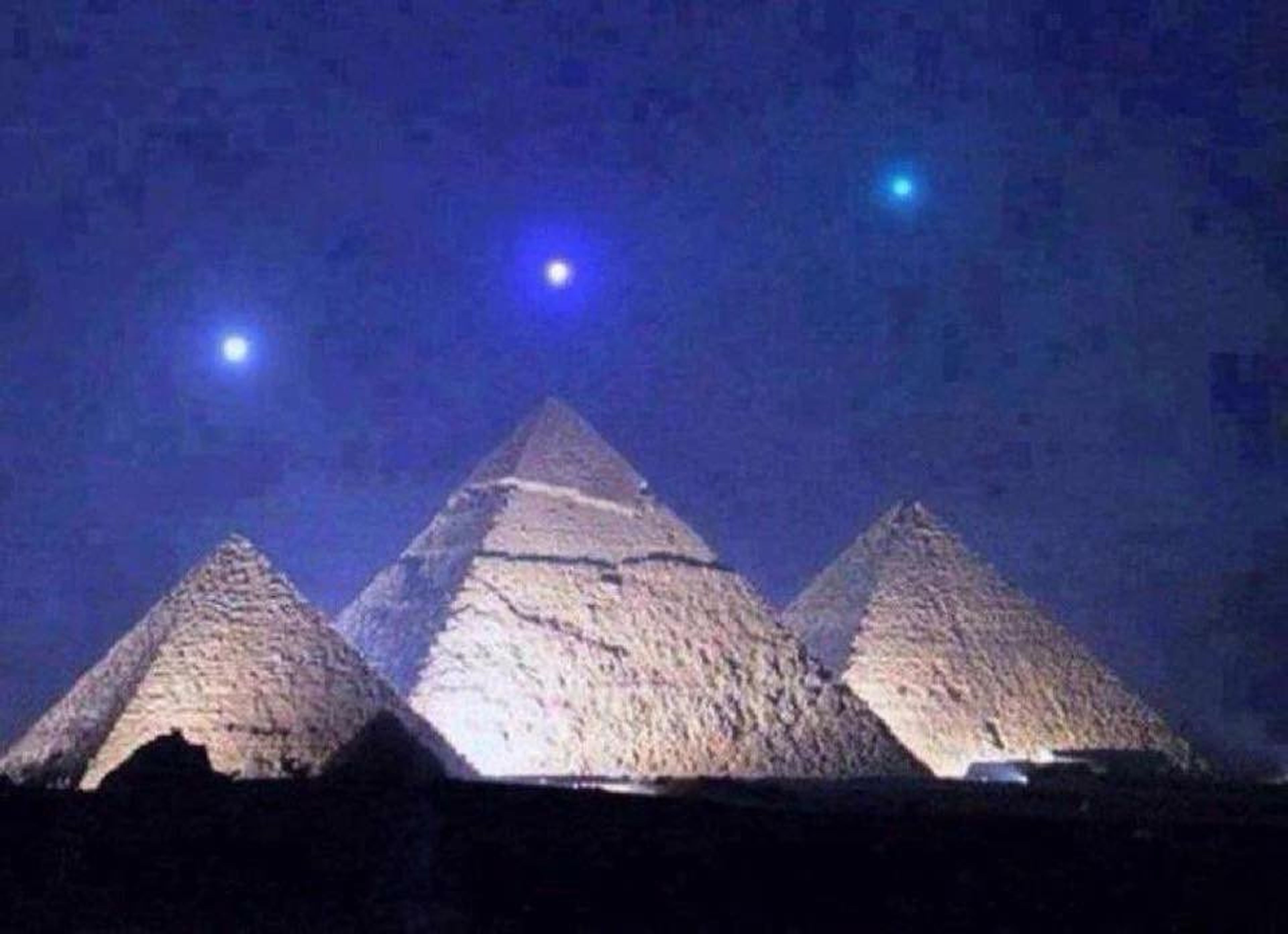 Pirámides planetas alineados