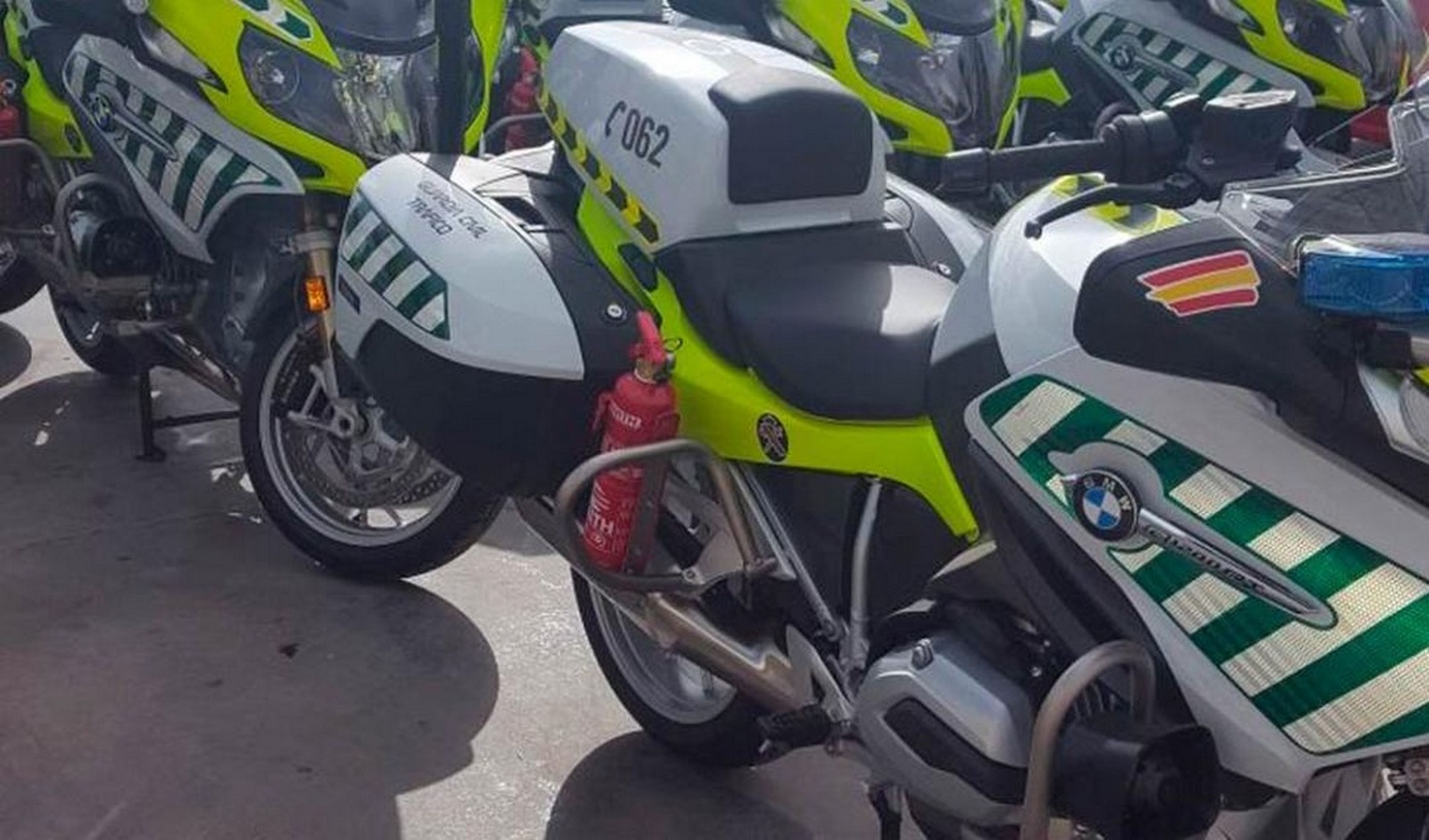¿Por qué las motos de la Guardia Civil de Tráfico no cumplen la ley?