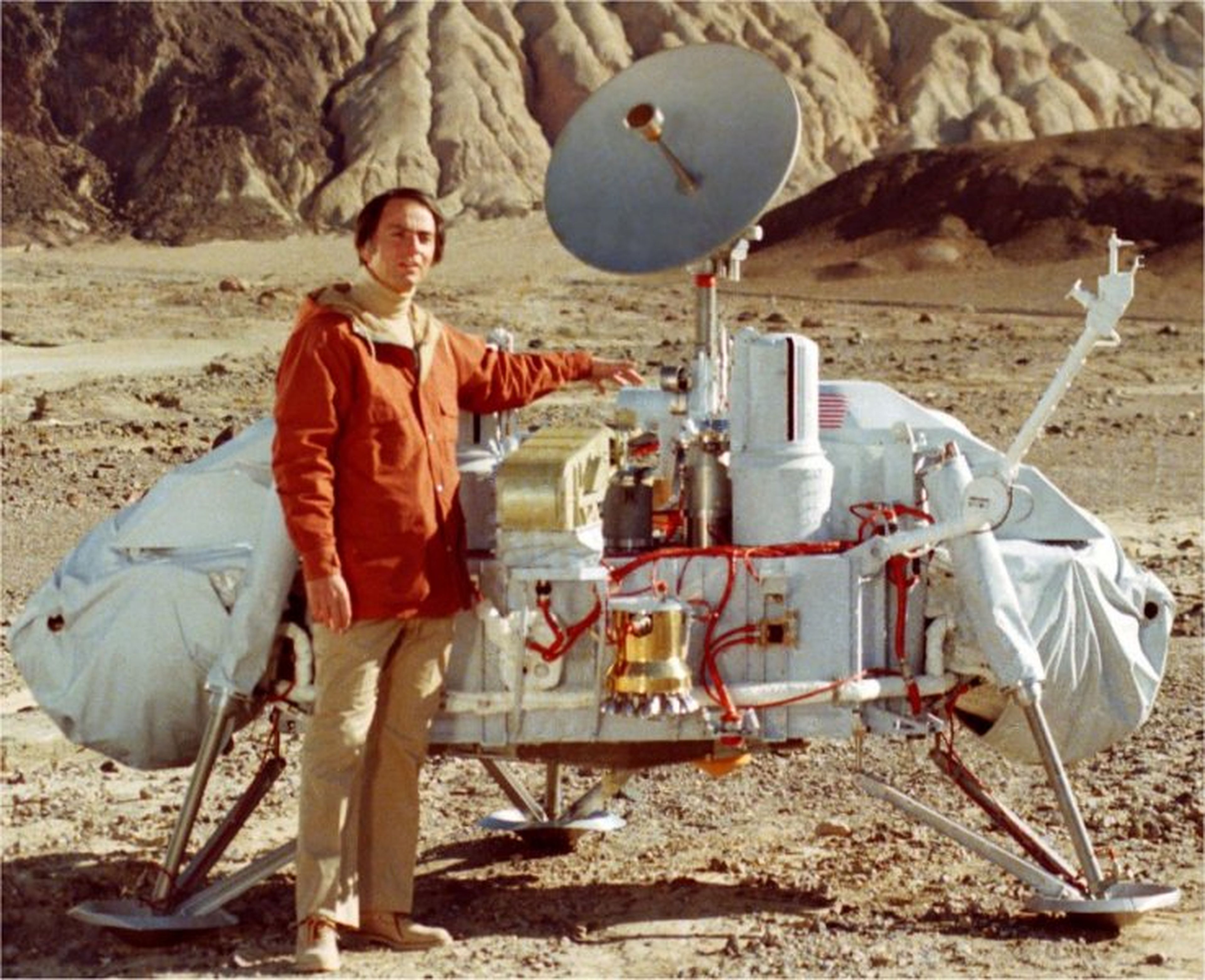 Carl Sagan posando junto al Viking.
