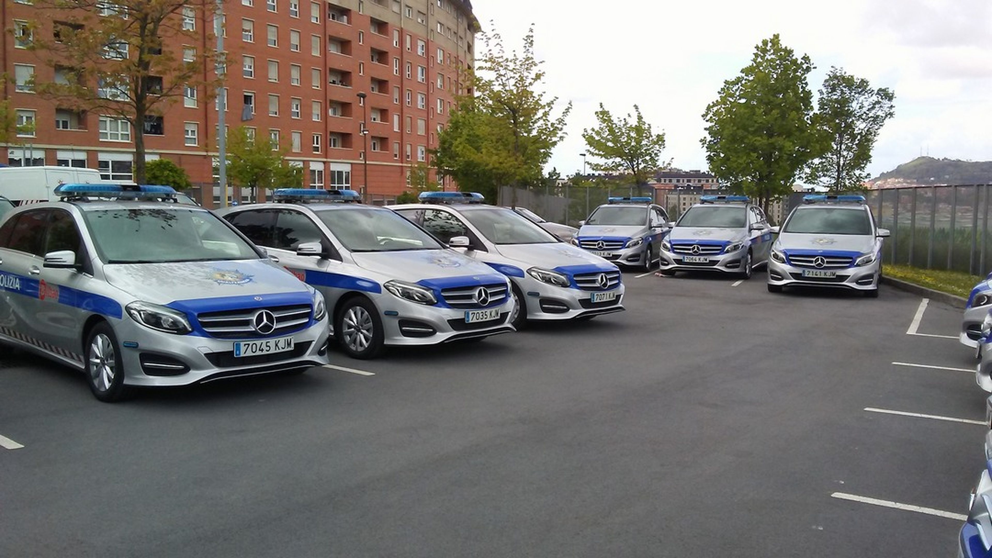 Algunos policías locales de Bilbao no caben en su nuevos coches patrulla Mercedes