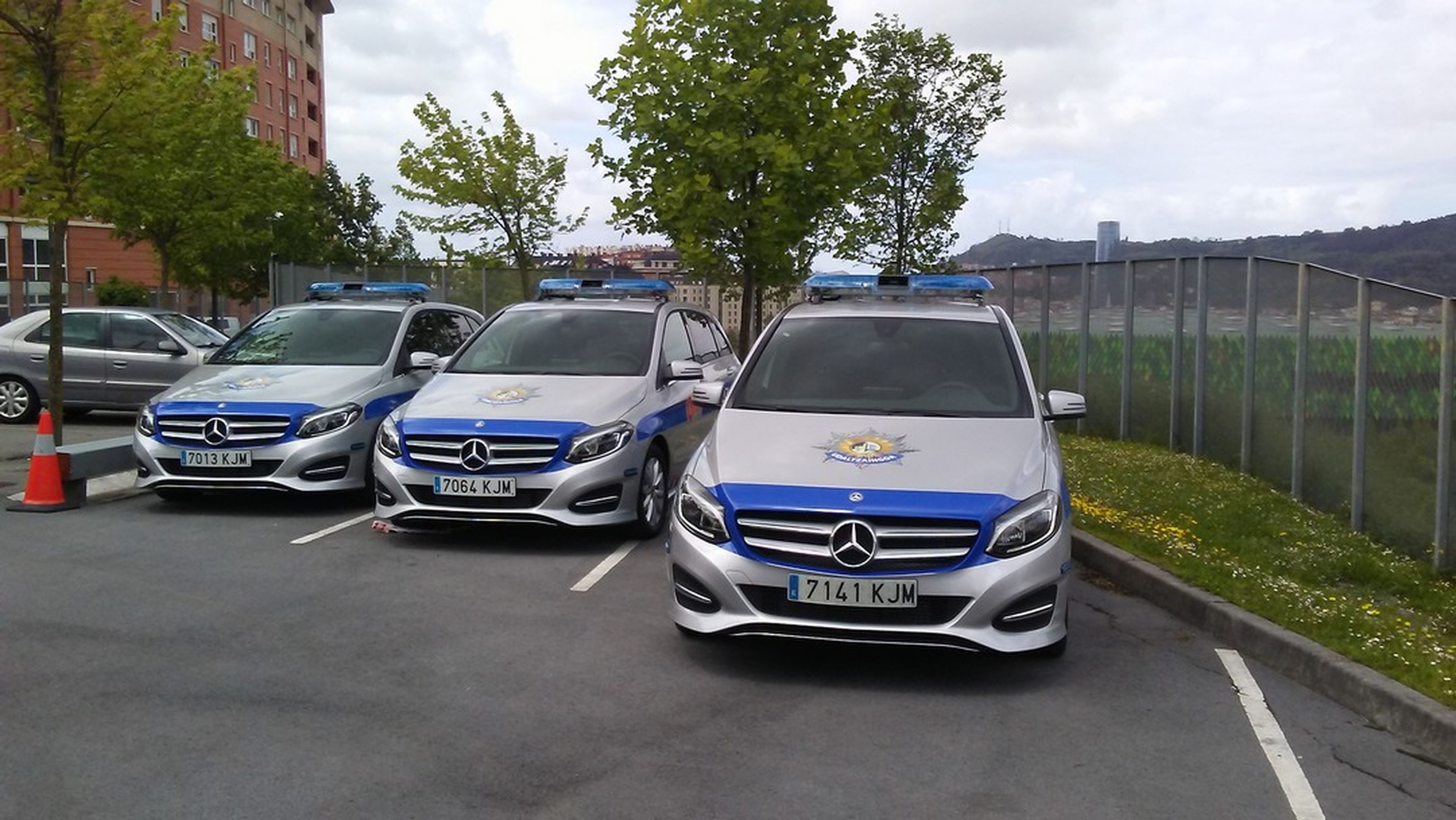 Algunos policías locales de Bilbao no caben en su nuevos coches patrulla Mercedes