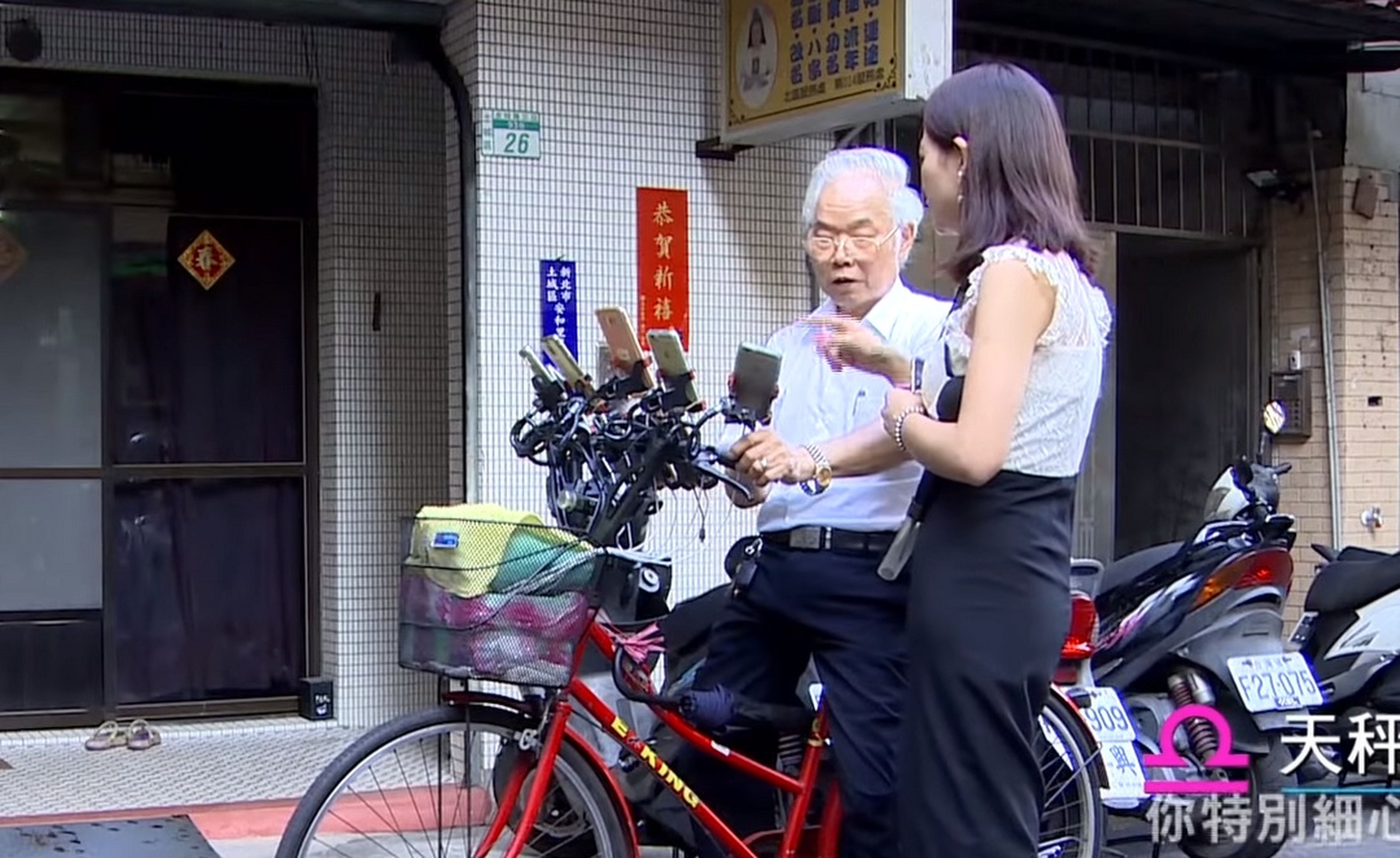Anciano chino de 70 años juega a Pokémon GO en su bici con 11 móviles a la vez