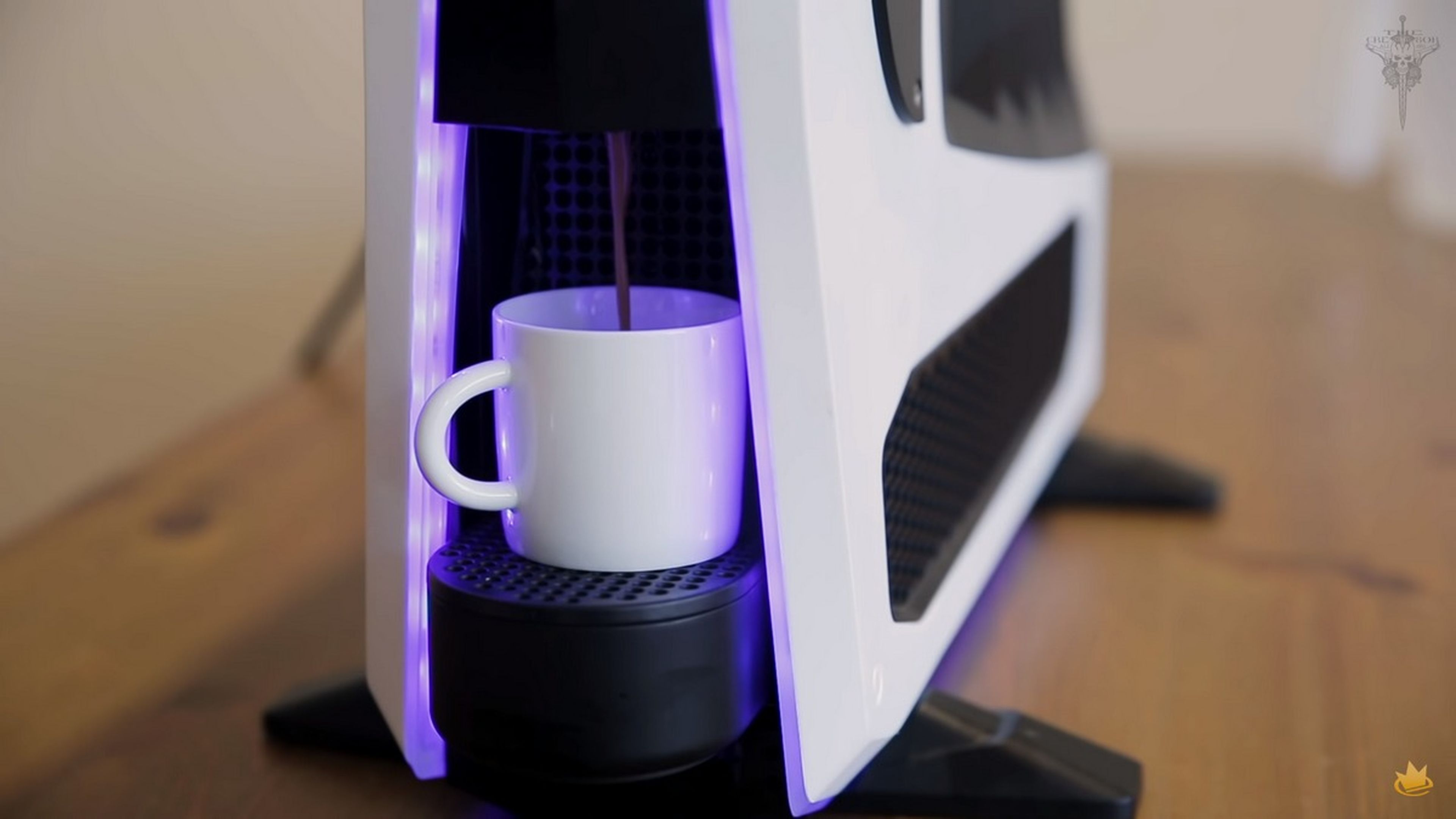 Construyen un PC dentro de una cafetera Nespresso... ¡que te prepara el café!