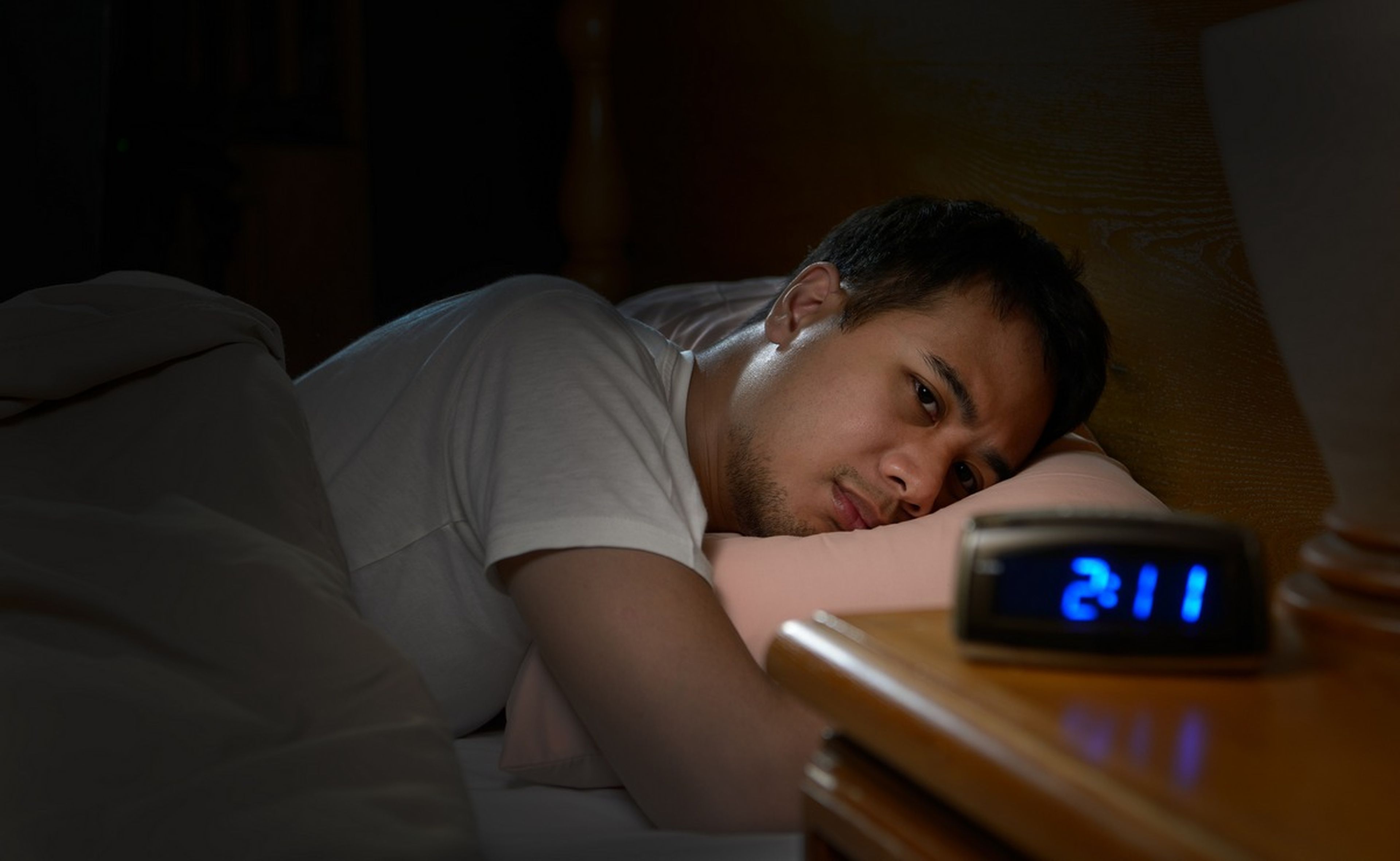 Dormir poco te vuelve antisocial y te hace ser más solitario