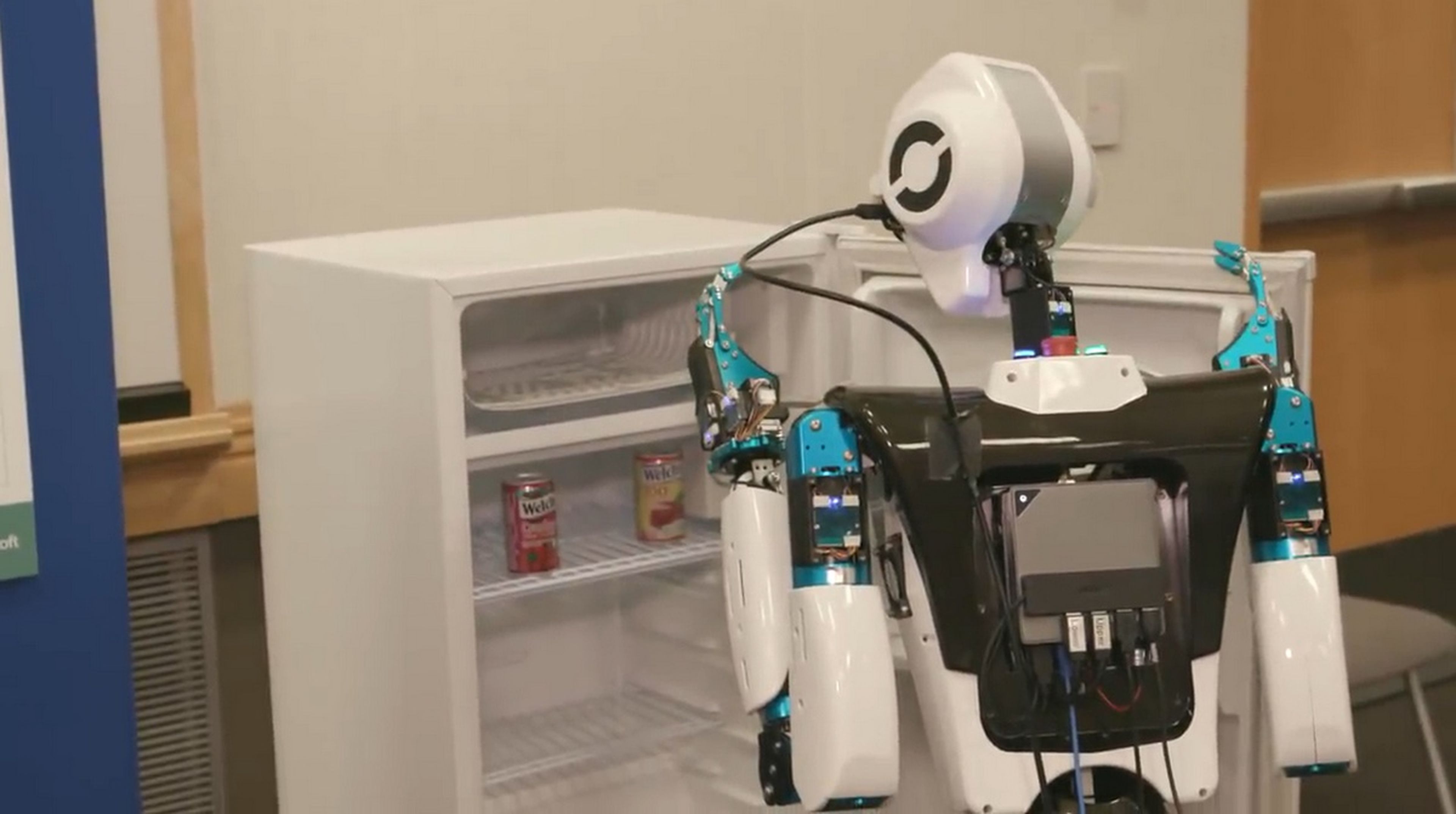 Estos son los robots que nos gustan, diseñados para servirte una cerveza de la nevera