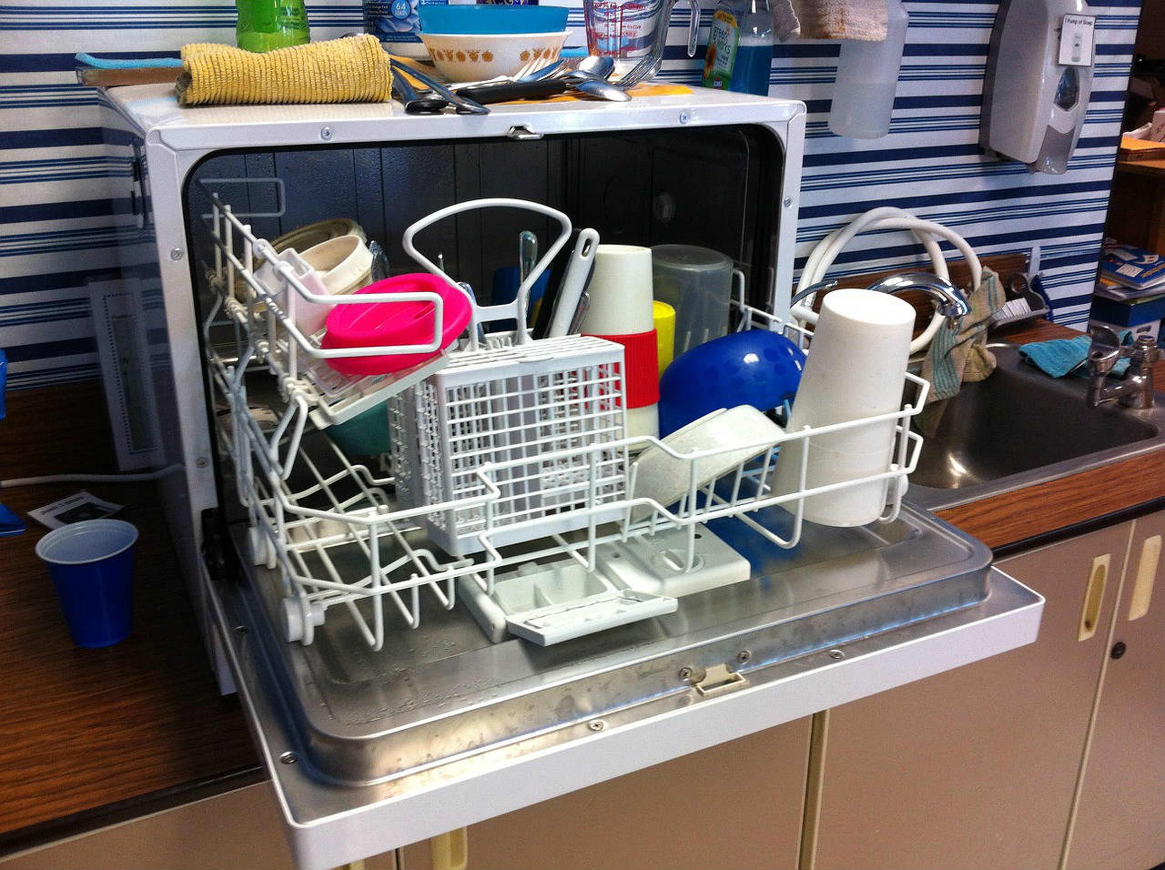 El lavavajillas evita innumerables discusiones familiares por fregar los platos tras la cena