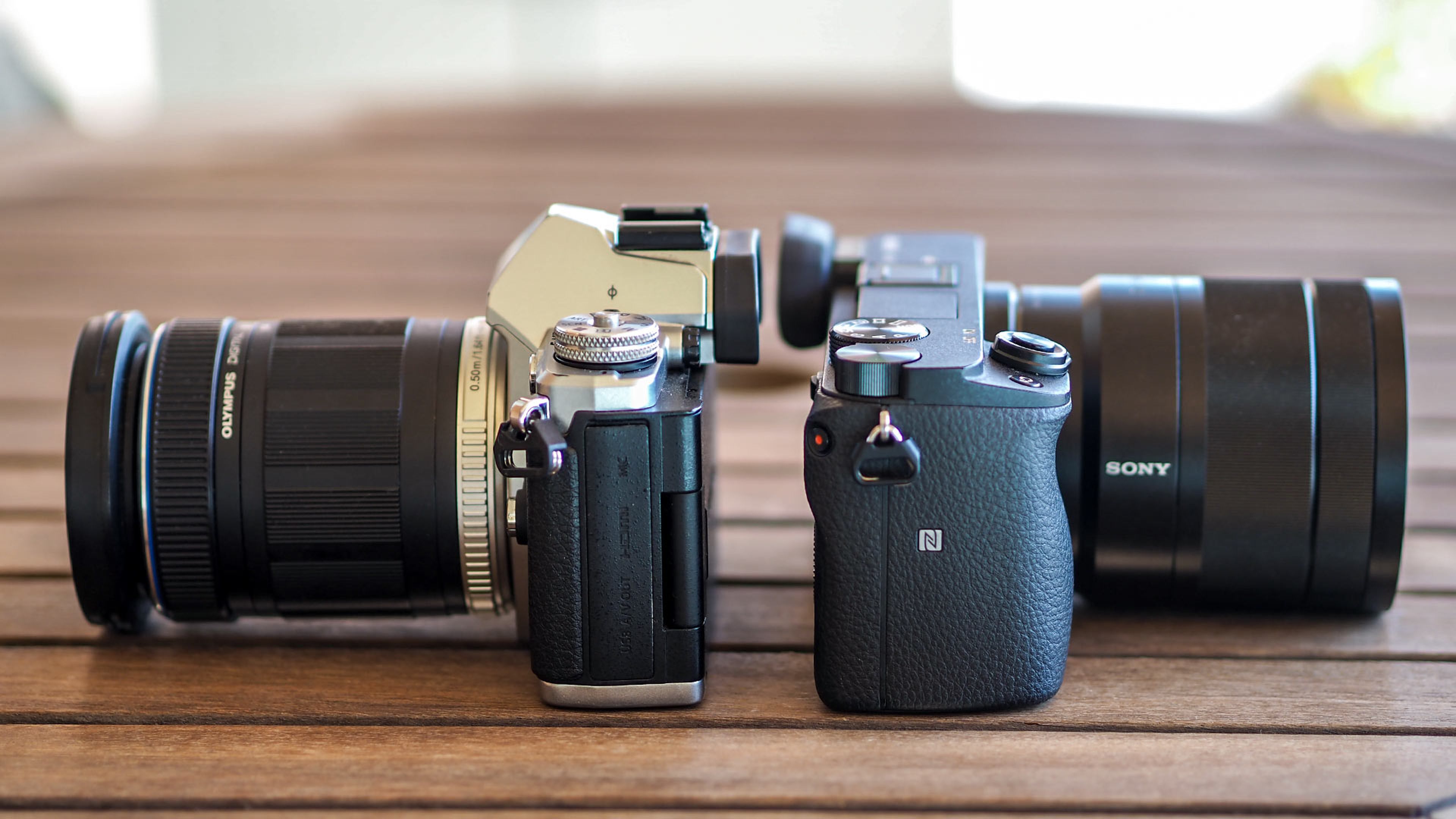 mejor cámara sin espejo para un aficionado: Sony Alpha 6300 vs Olympus OM-D E-M5 II