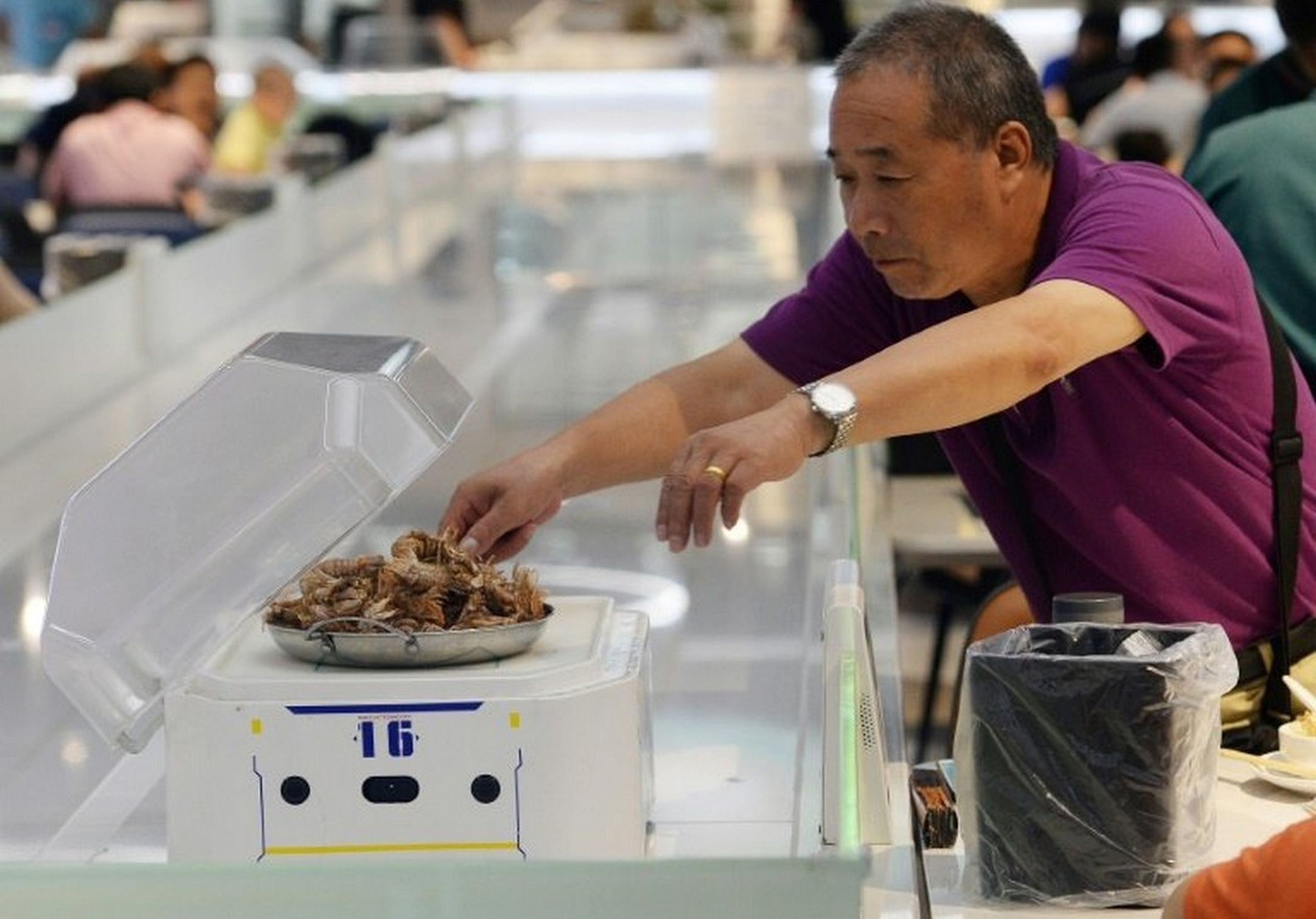 Los robots camareros de Alibaba comienzan a servir comidas en China