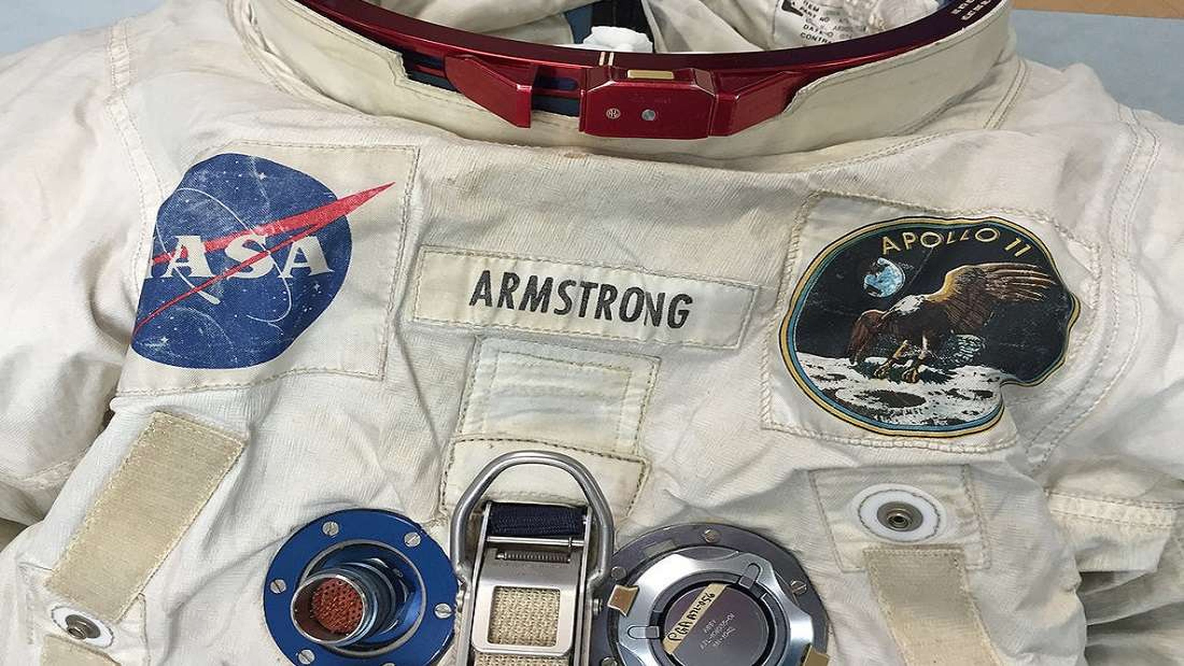 El traje que Neil Armstrong llevó en la Luna se está destruyendo
