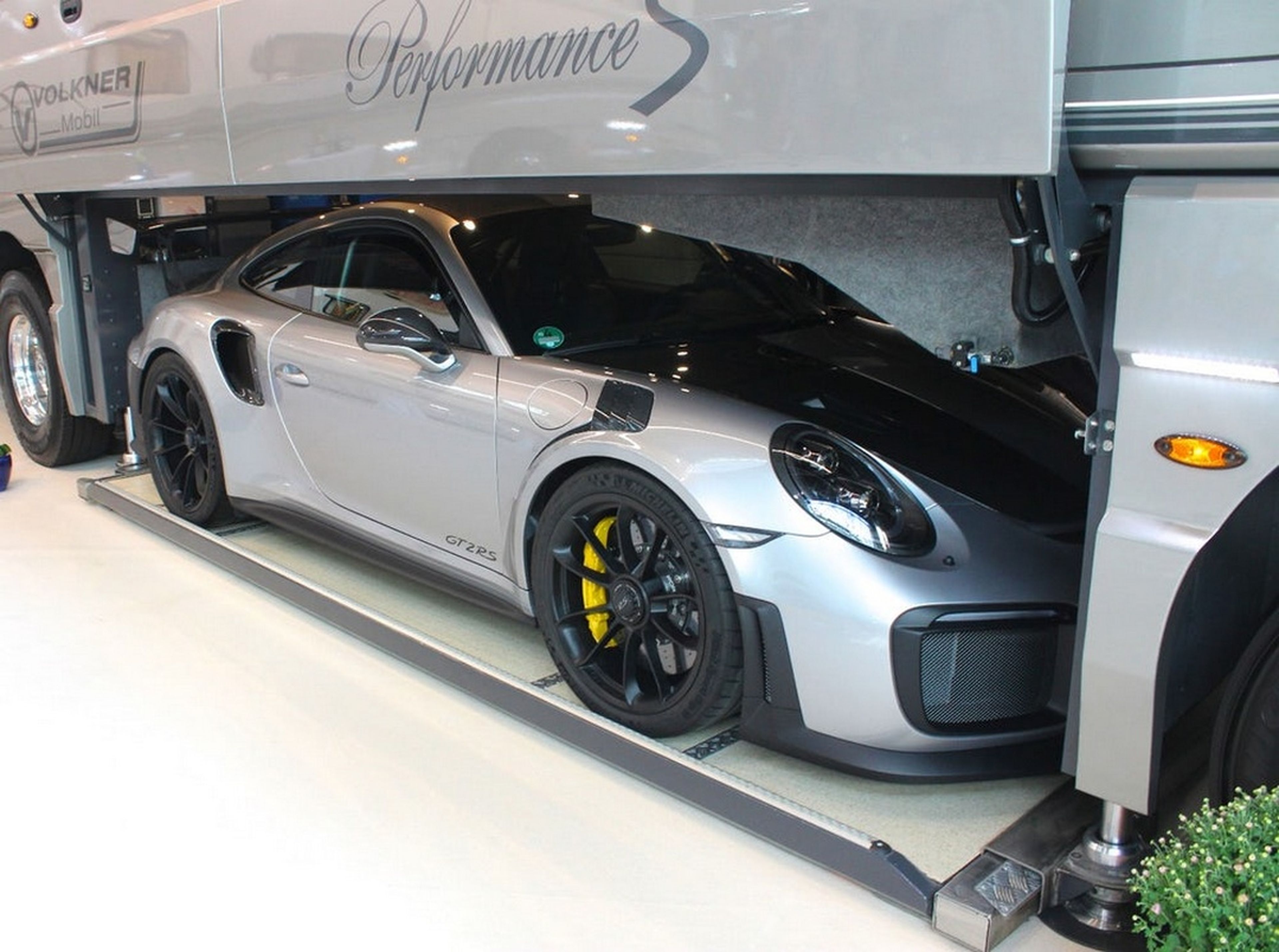 La caravana más cara del mundo lleva un Porsche 911 en el maletero