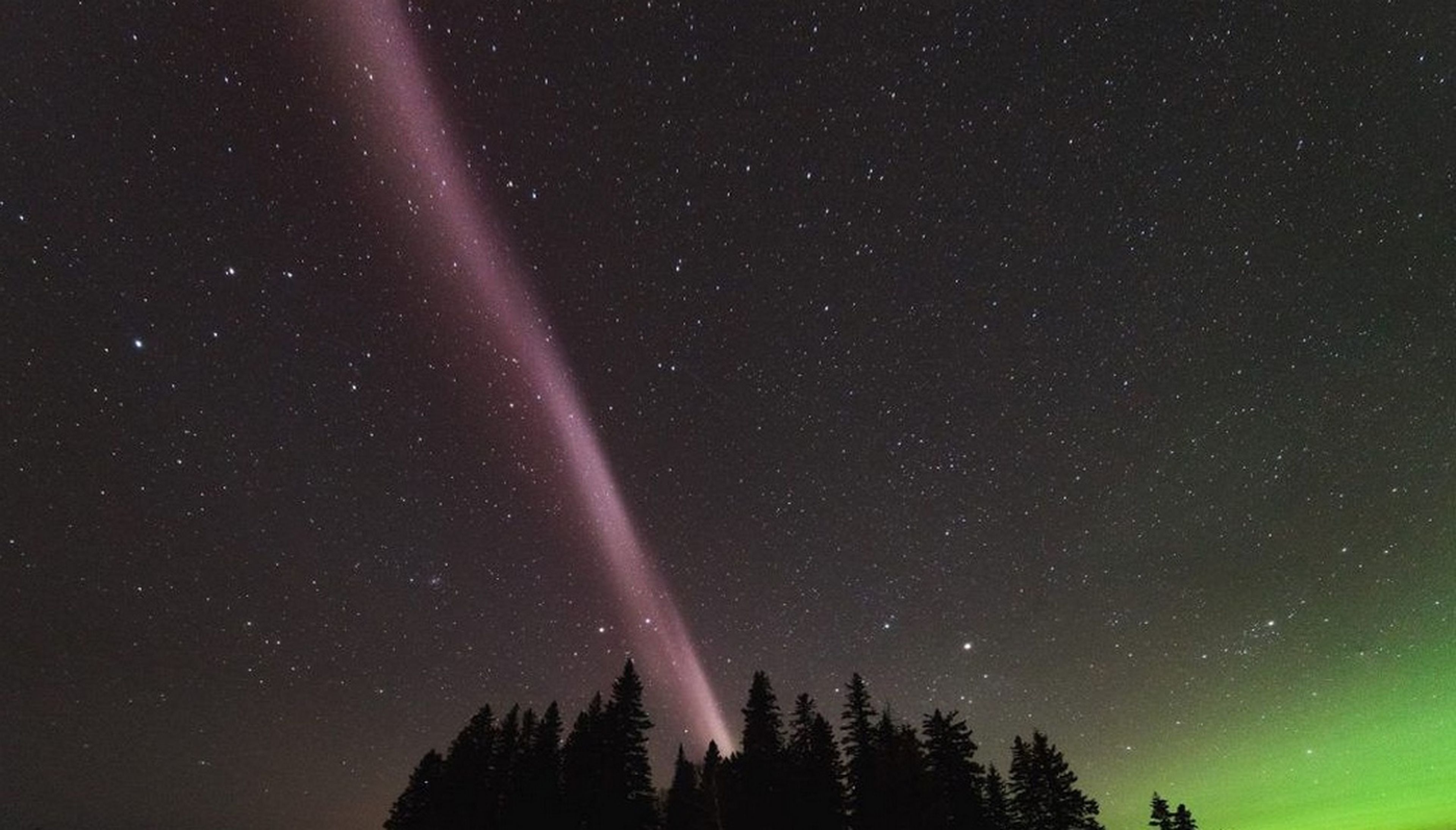 Los científicos no saben qué son estas luces púrpuras, no son auroras boreales