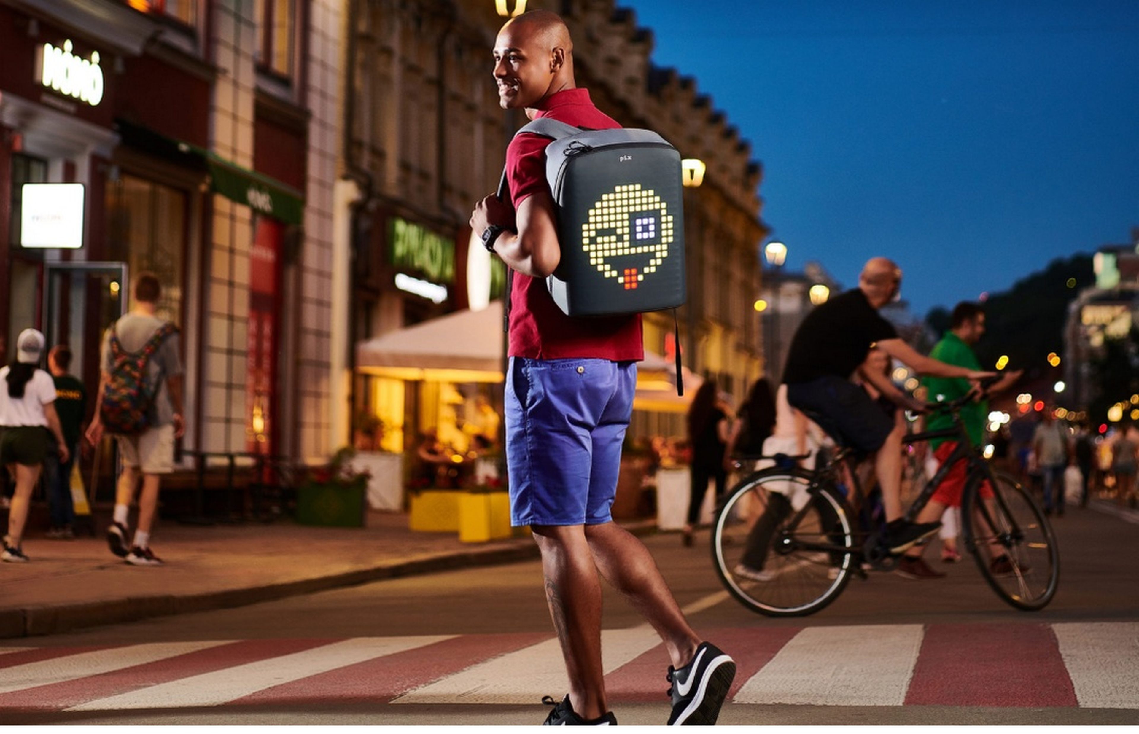 Pix, la mochila con un panel LED que puedes personalizar