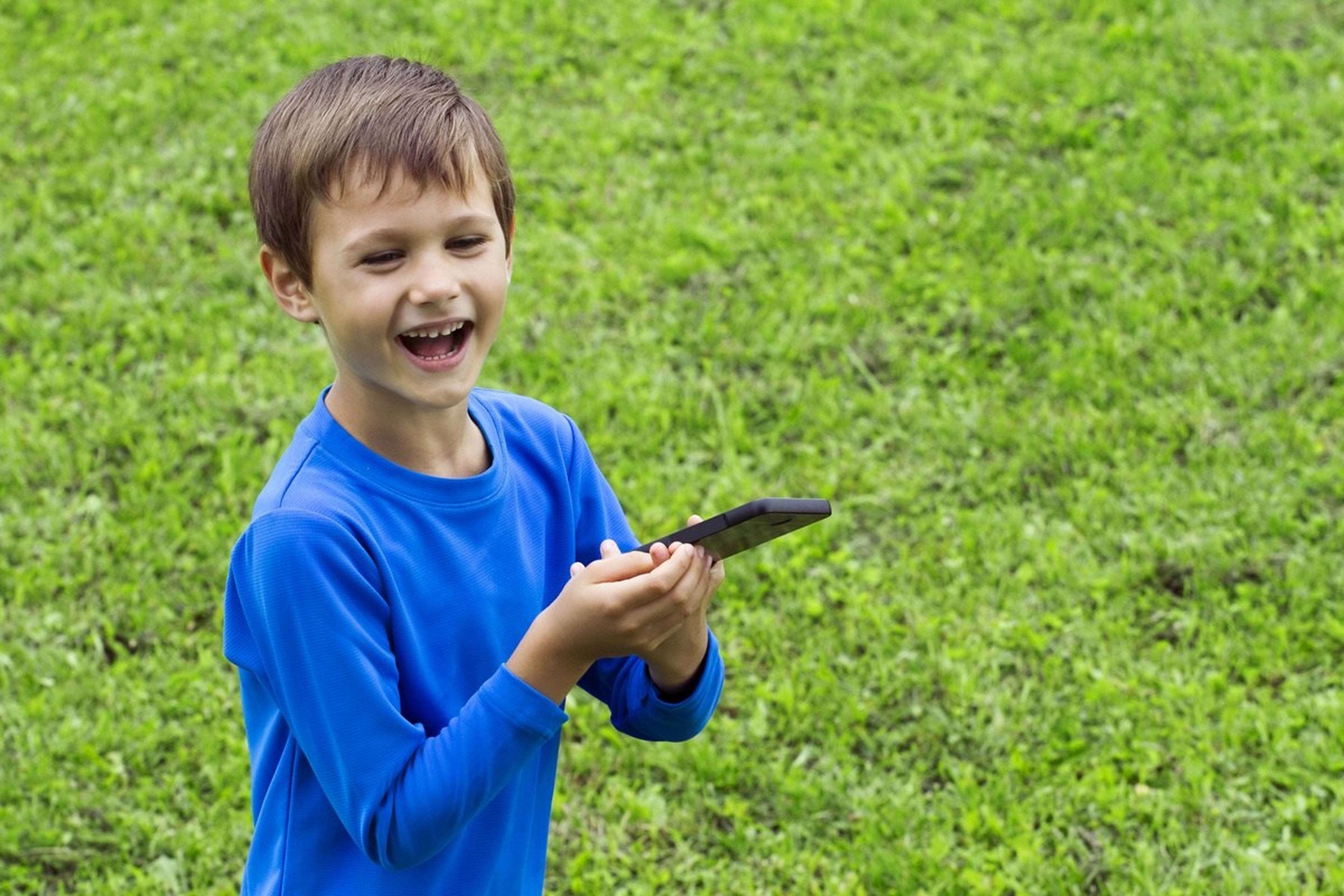El truco de un niño de 7 años para saltarse el límite de uso del iPhone de su padre