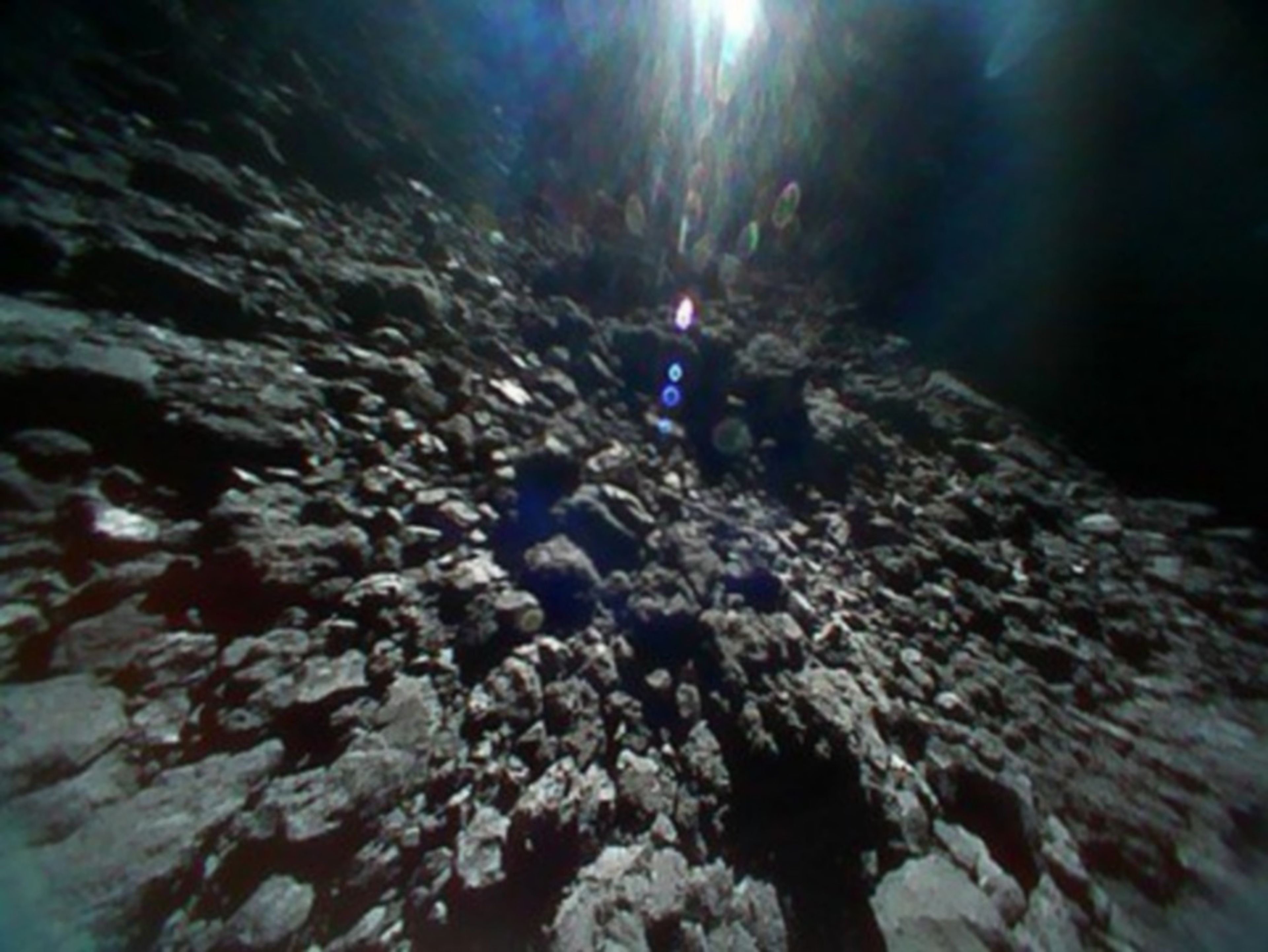 Vídeo y nuevas fotos del robot japonés que ha aterrizado en el asteroide Ryugu