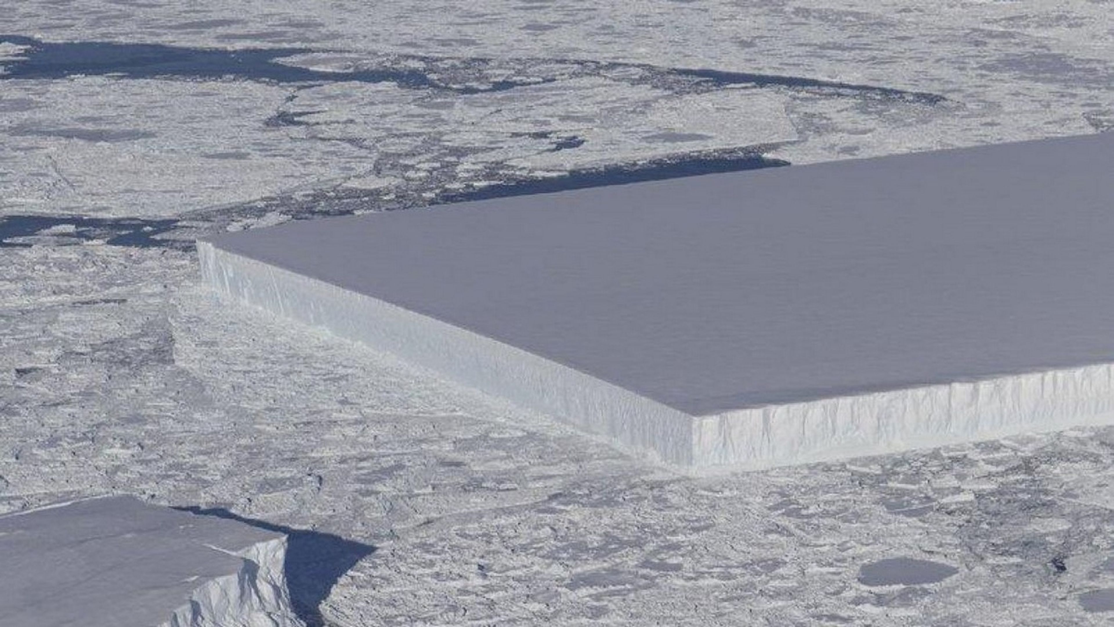 La NASA descubre un espectacular iceberg rectangular