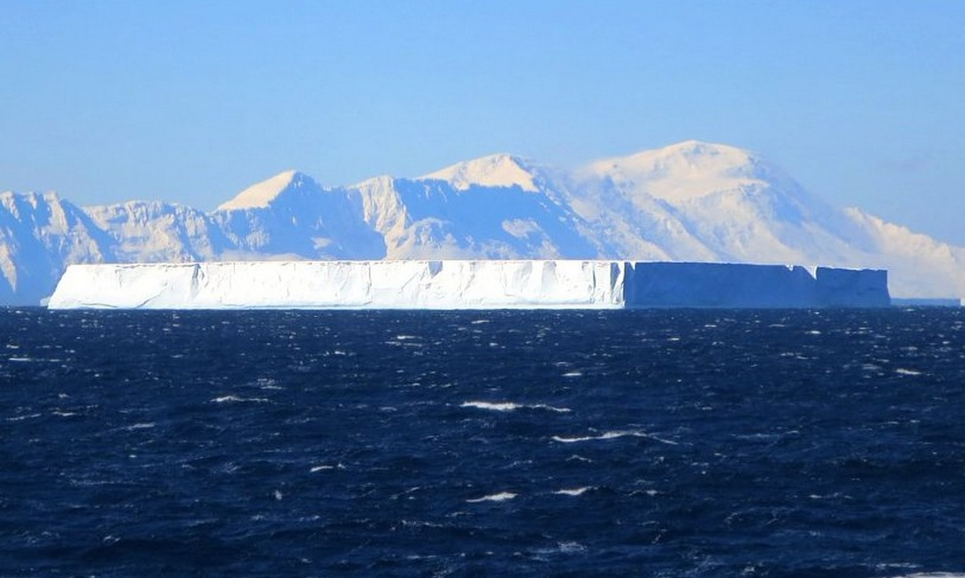 La NASA descubre un espectacular iceberg rectangular