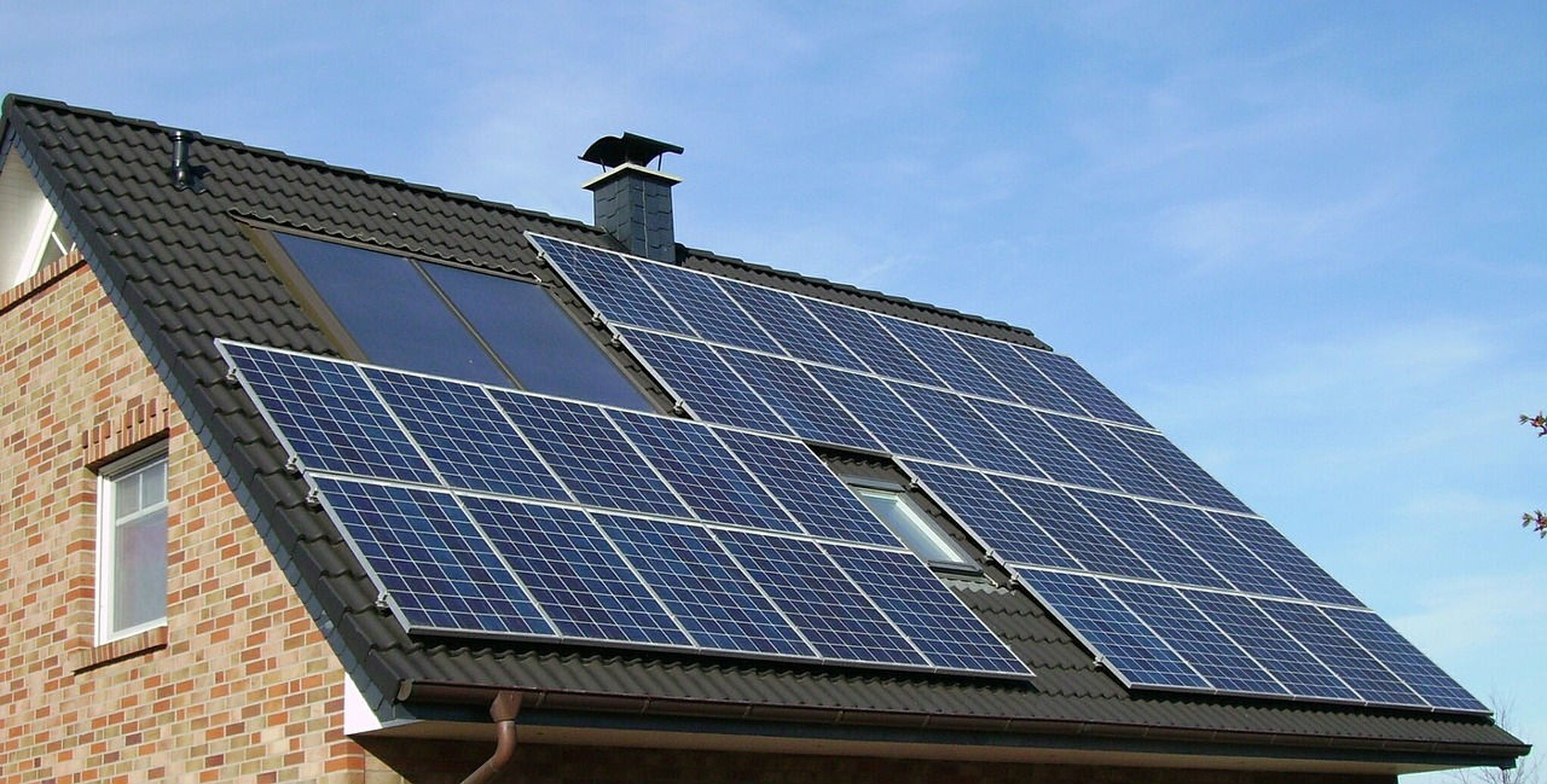 Una vivienda con paneles solares