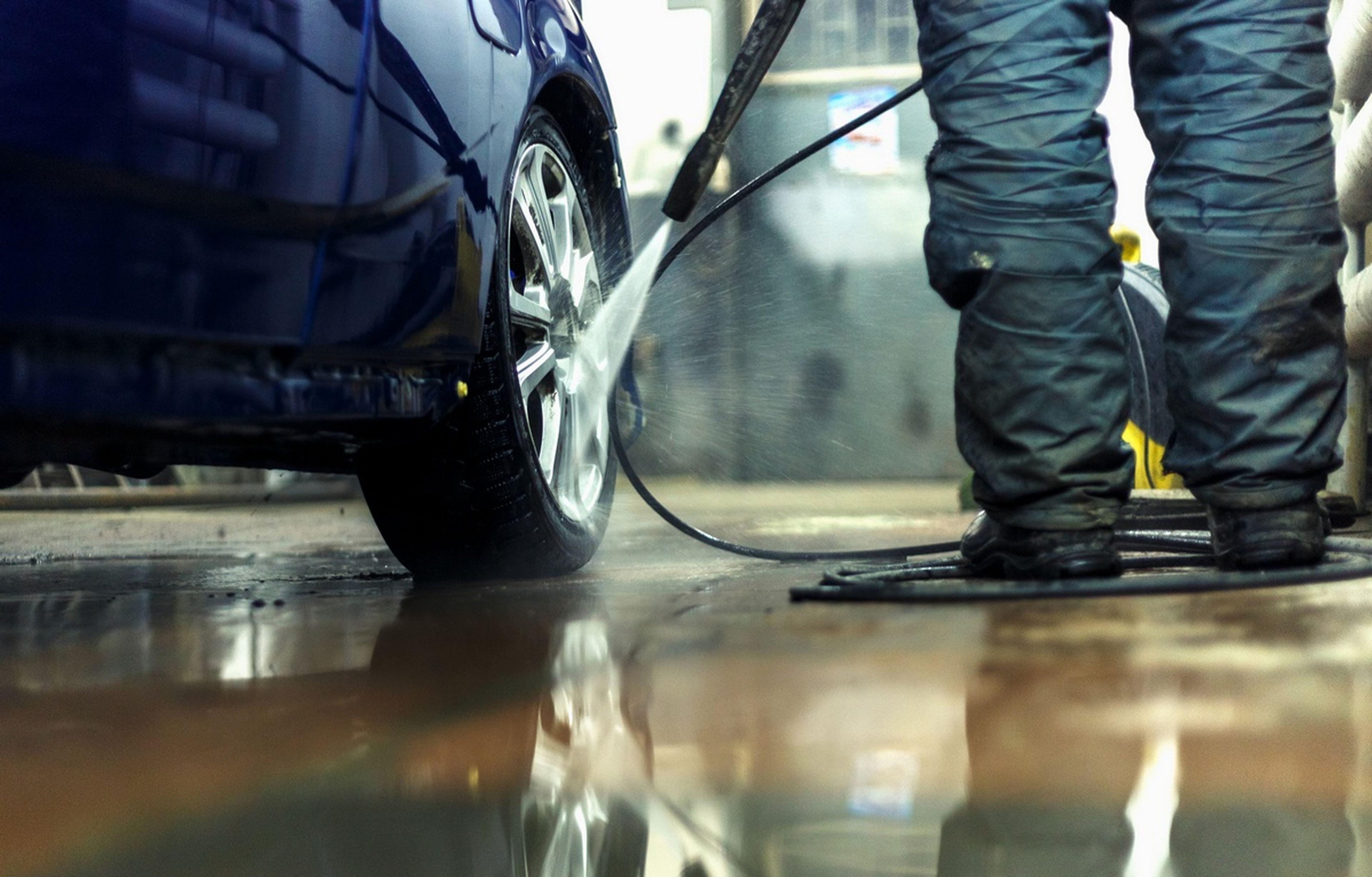 Agua a presión o túnel de lavado, ¿qué es mejor para cuidar tu coche?