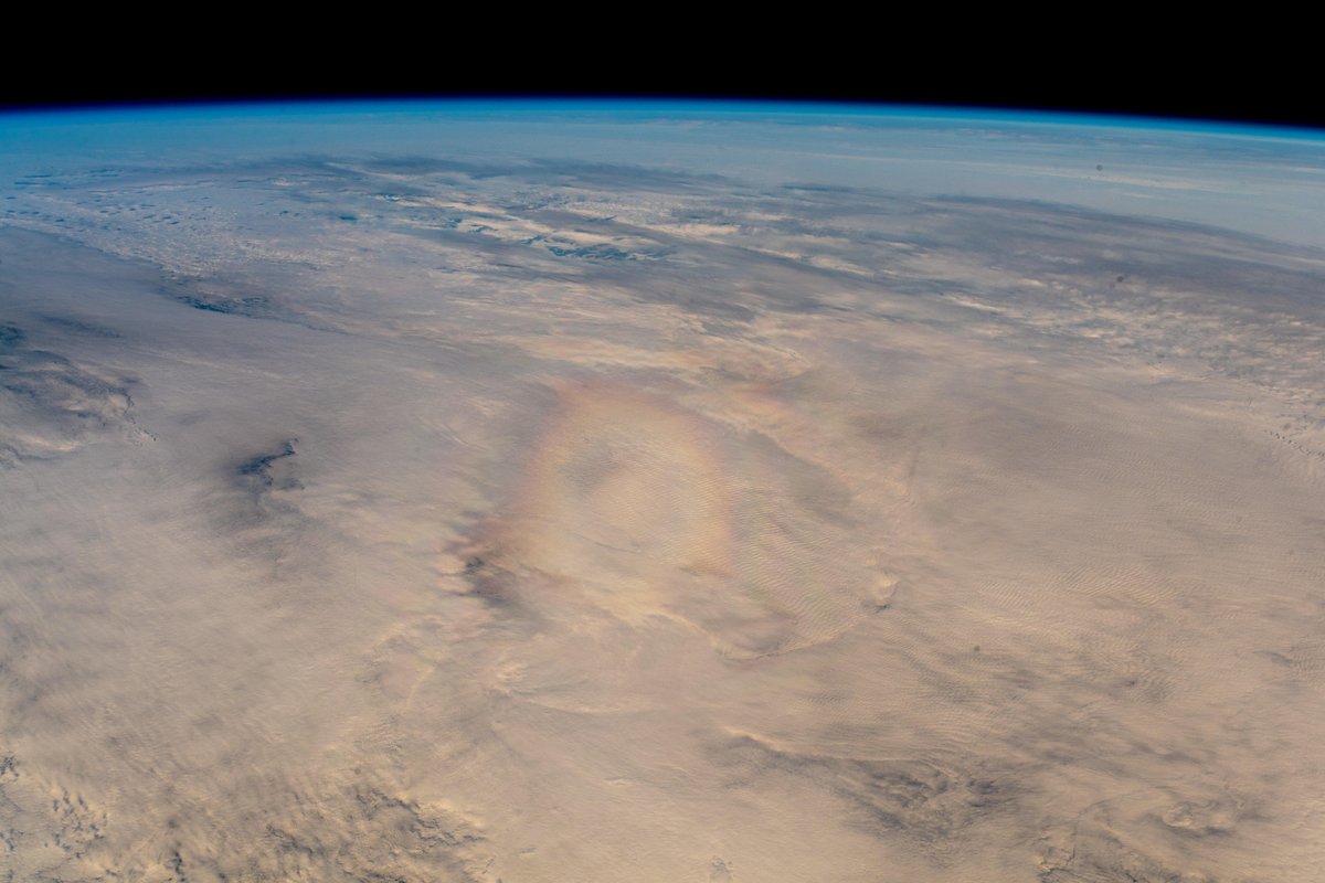 La Estación Espacial Internacional proyecta una Luz de Buda sobre las nubes