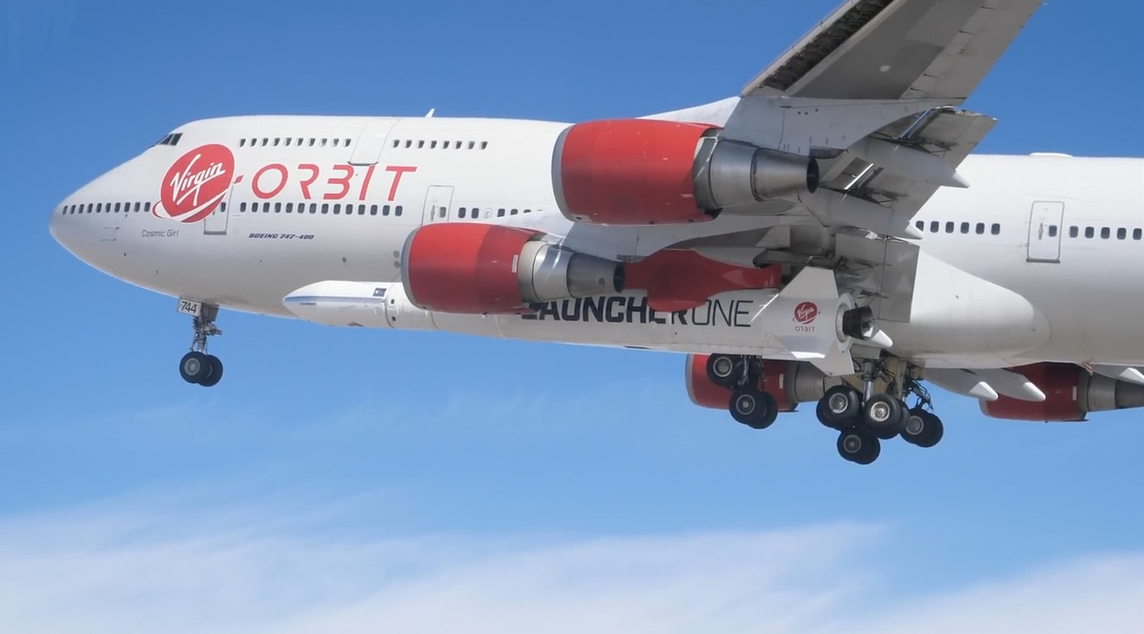 ¿Por qué este avión 747 de pasajeros, lleva un cohete en su ala?