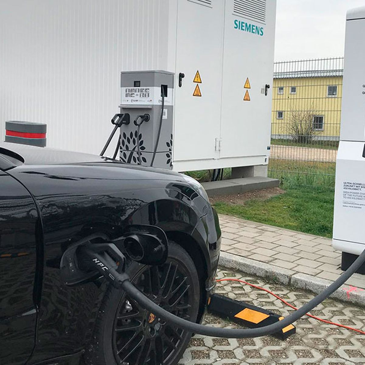 Siemens ha creado un cargador autónomo apto para cualquier coche eléctrico  sin que tengamos que bajar del coche para conectarlo