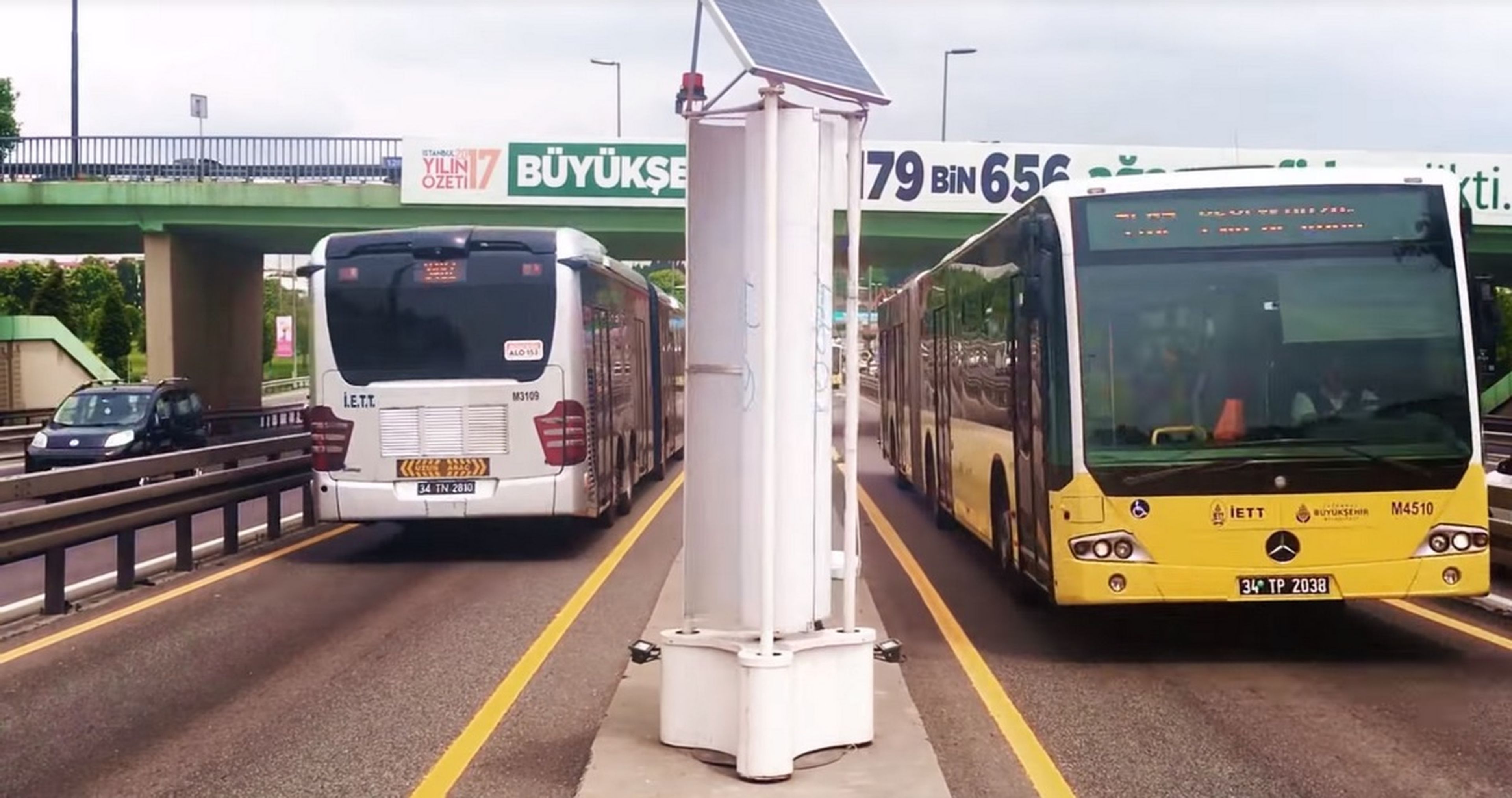 Este molino para autopistas usa el viento de los coches para obtener energía