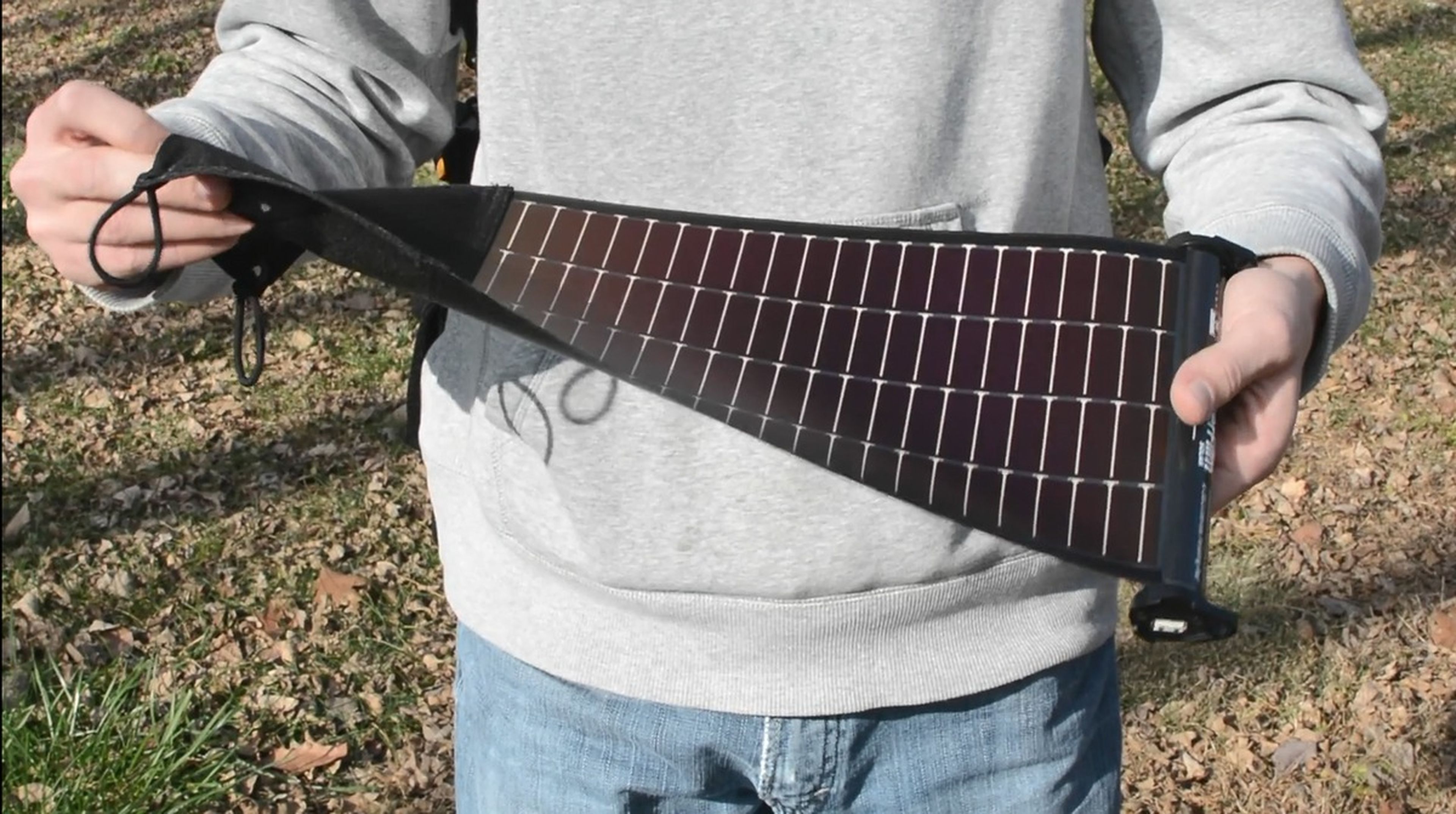 Estos paneles solares flexibles y enrollables recargan la batería del móvil