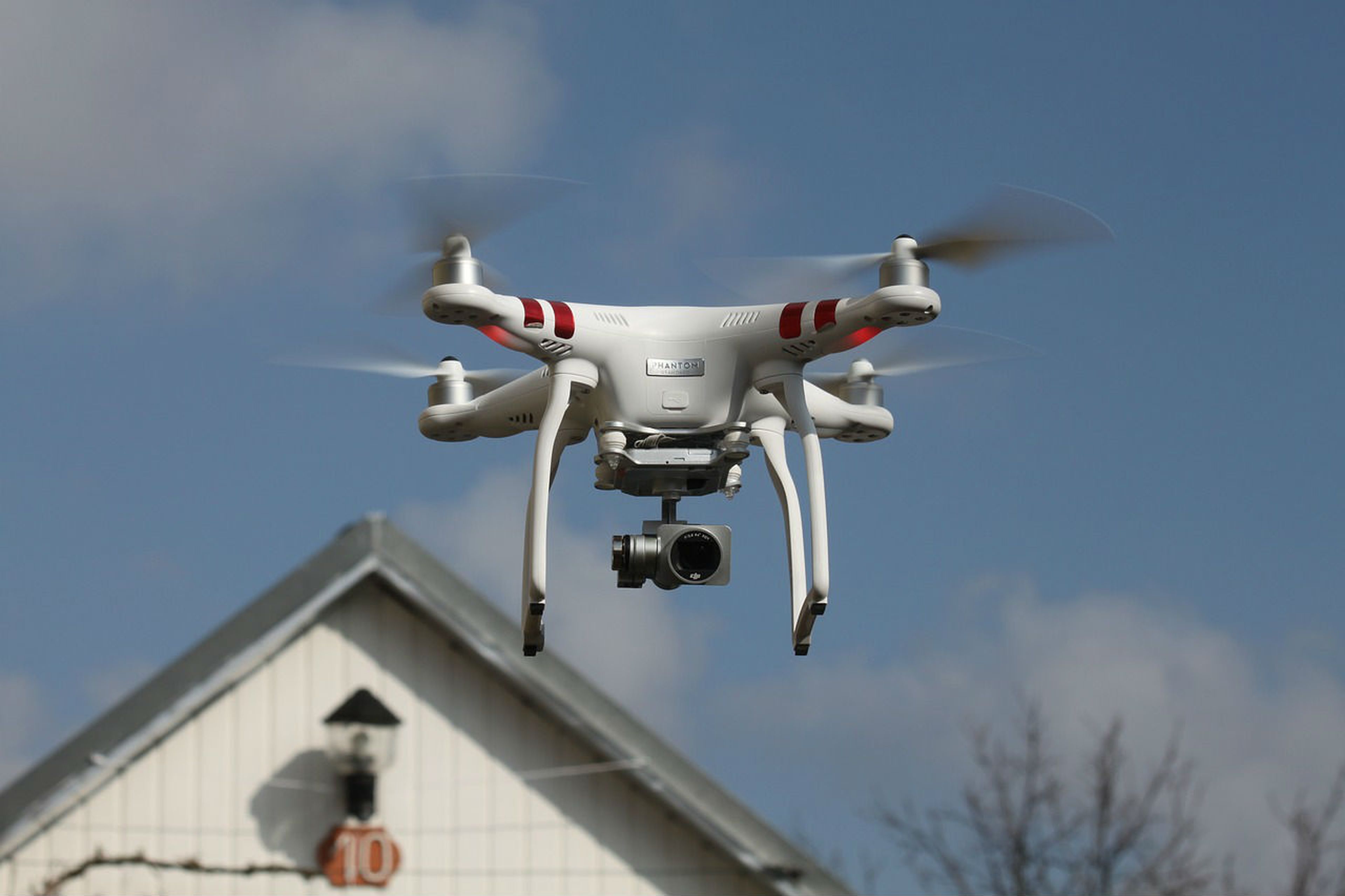 Un dron con una cámara de vigilancia.