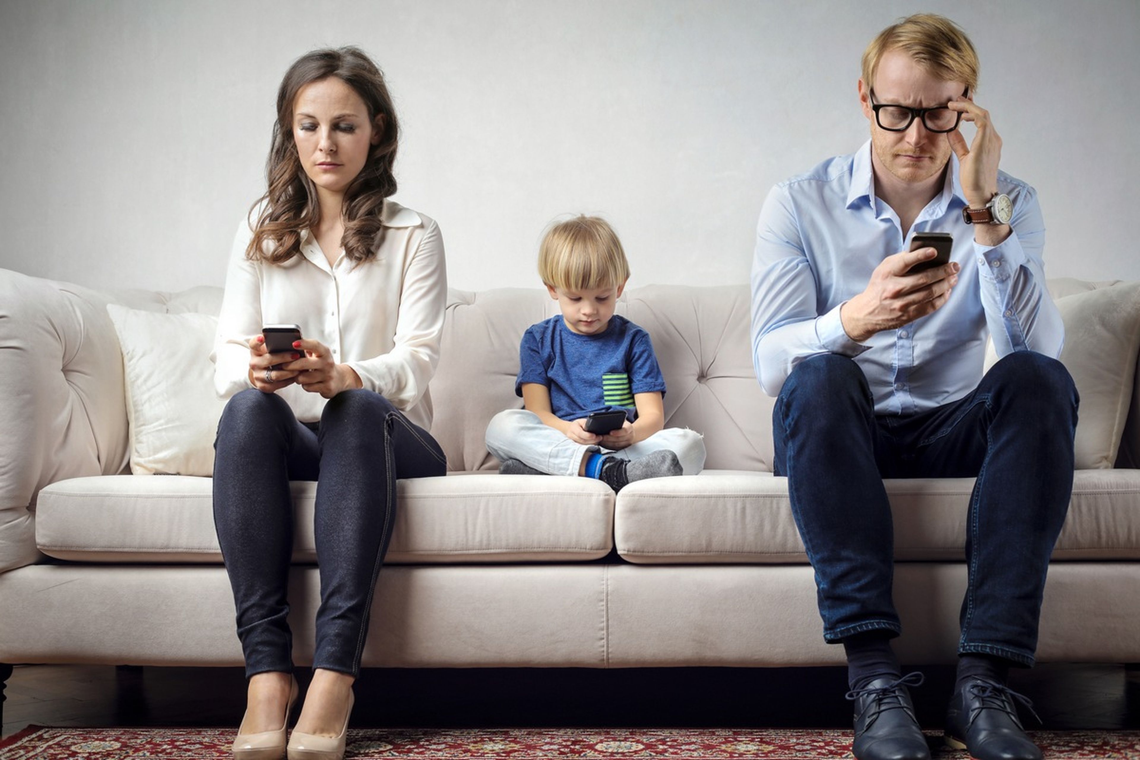Existe un método eficaz para que tus hijos usen menos el móvil, pero no te va a gustar