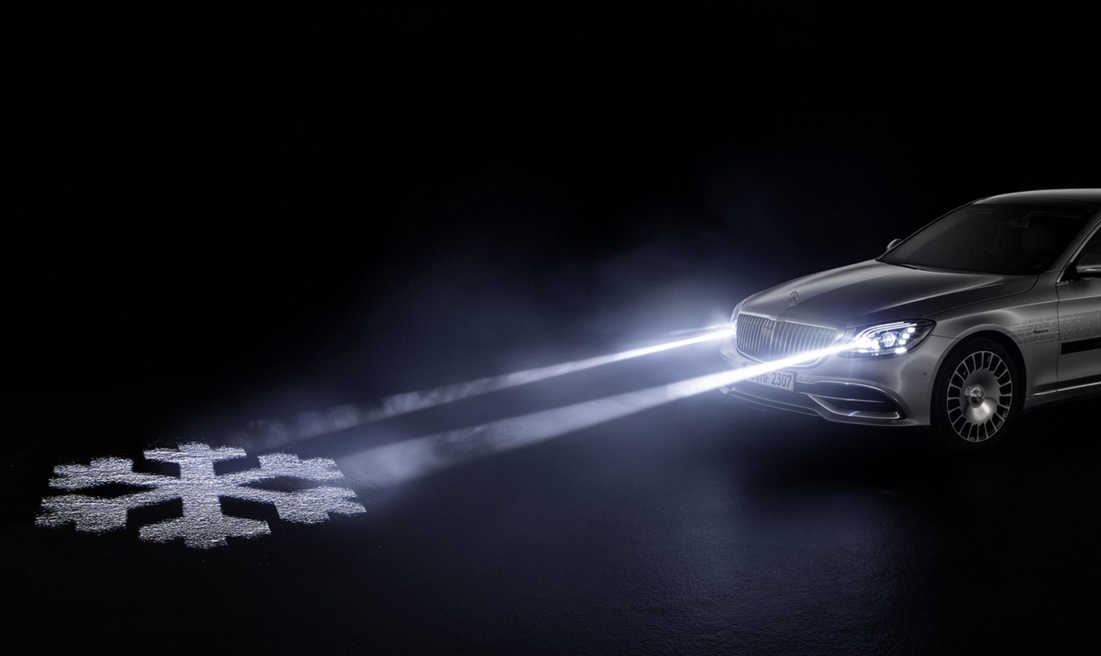 Los faros con proyector de Mercedes-Benz proyectan imágenes en la carretera