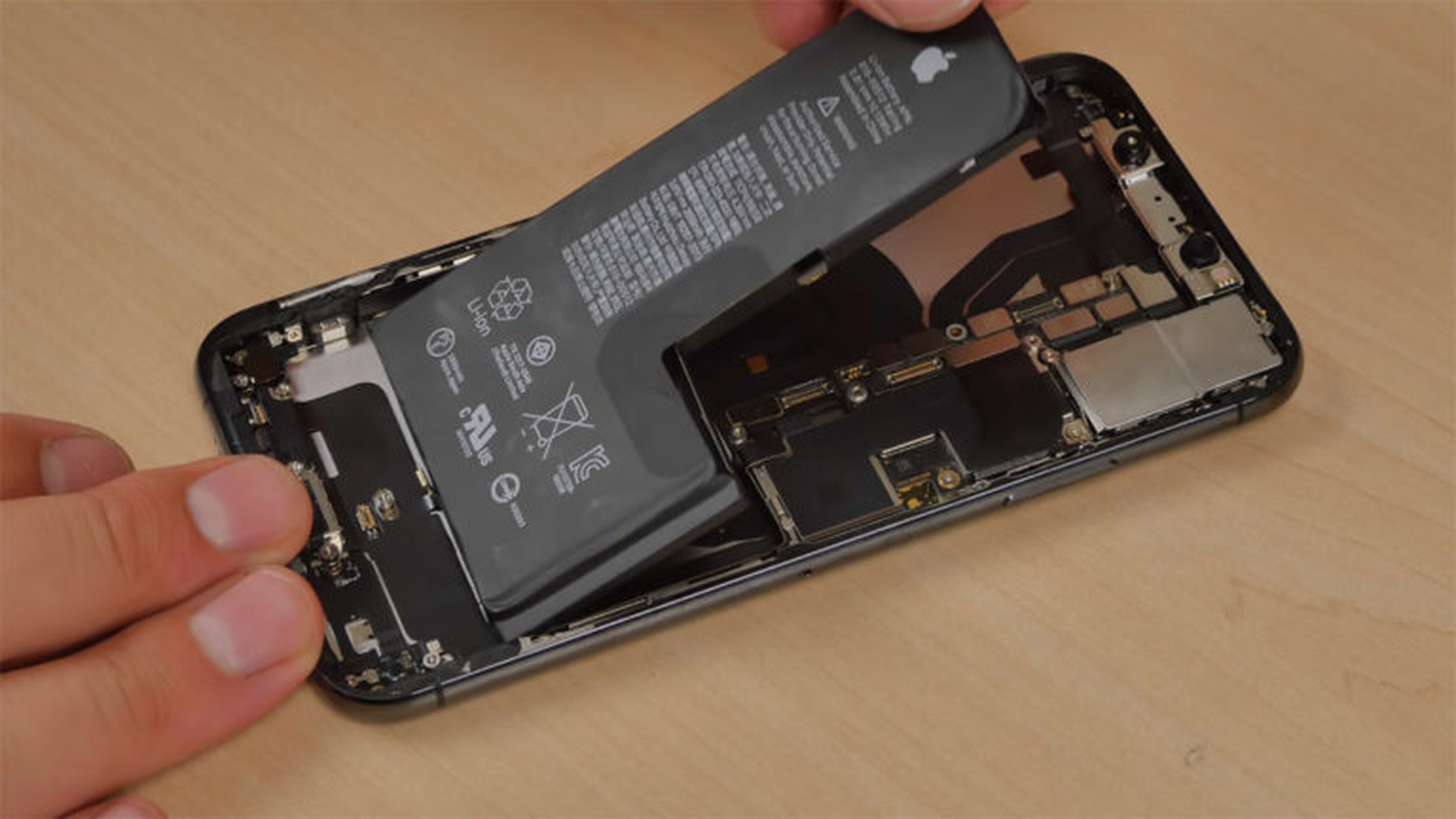 Disposición de la batería y la placa del iPhone Xs.