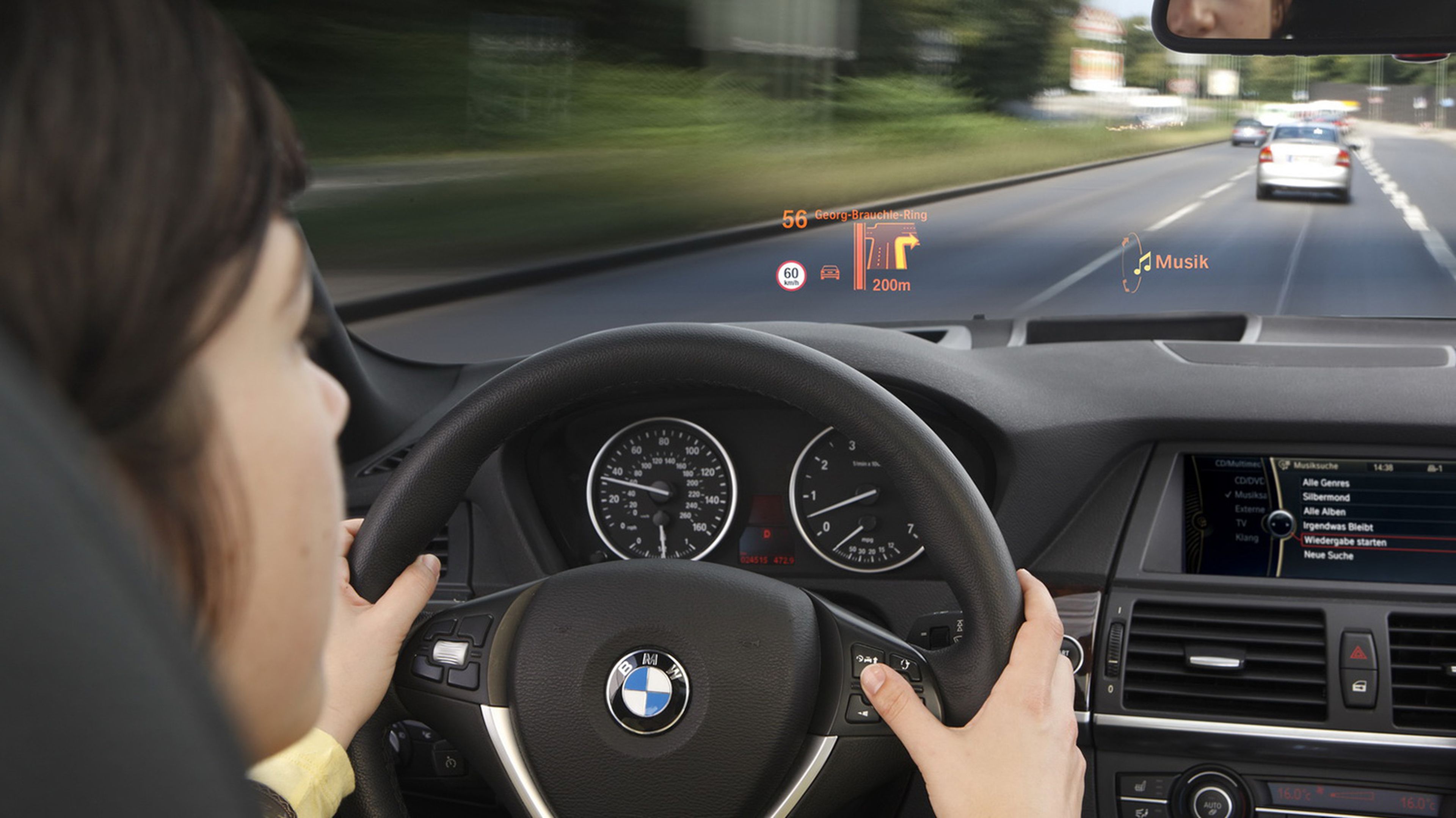 Скорость на стекле автомобиля. Head up display BMW. Head-up display BMW e60. BMW x5 head up display. BMW x6 проекция на лобовое стекло.