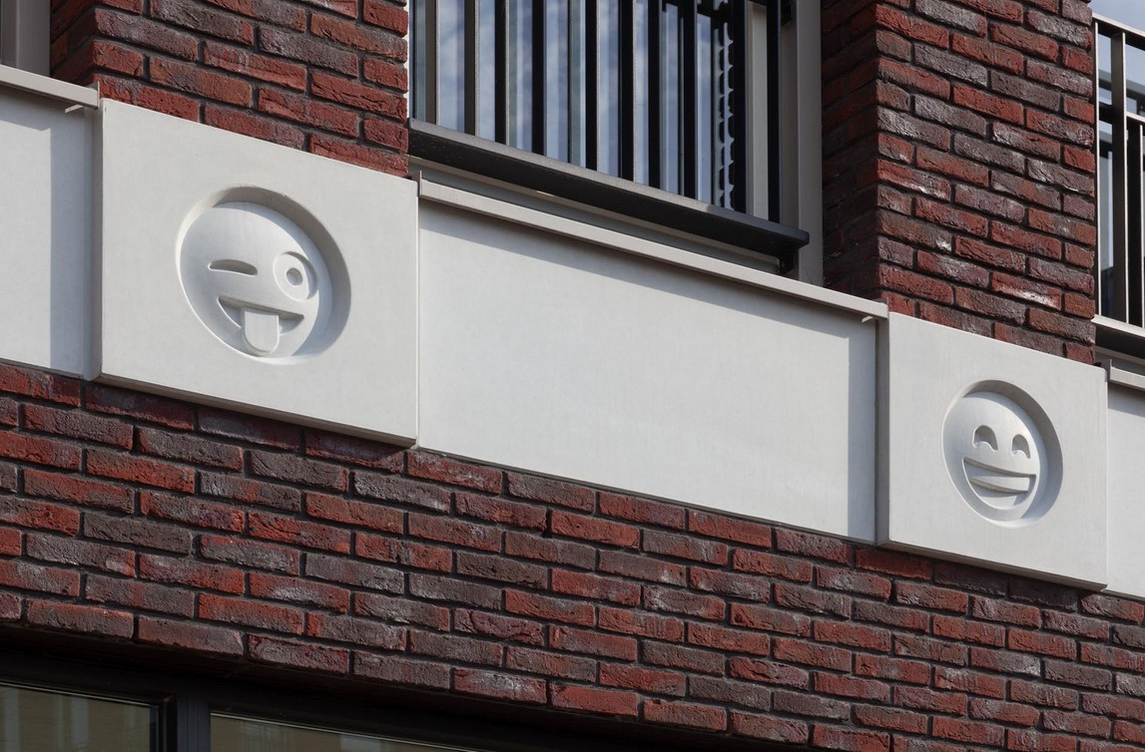 Polémica porque un arquitecto ha cambiado las gárgolas de un edificio por emojis