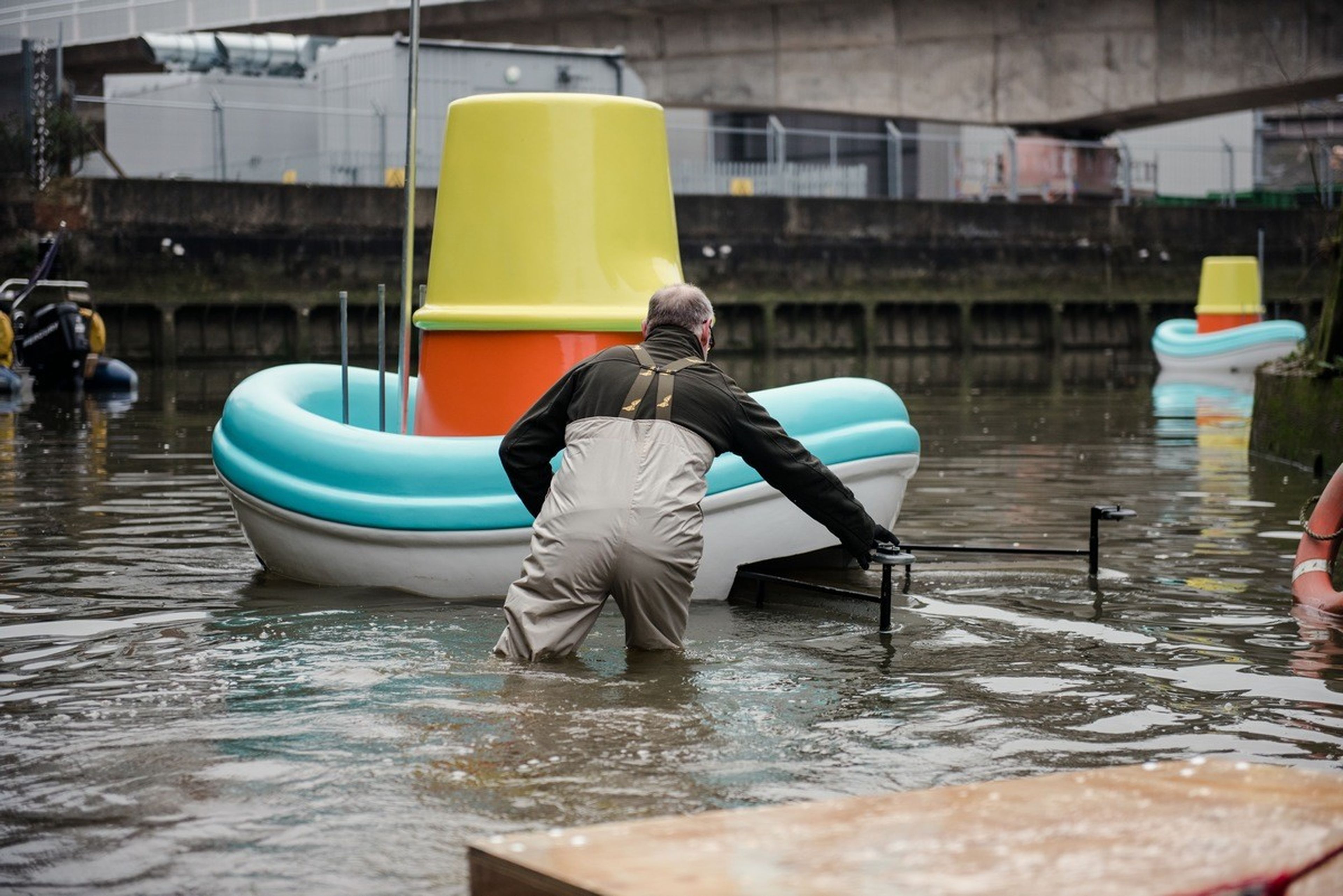 IKEA fabrica barcos de juguete gigantes para limpiar los ríos de basura