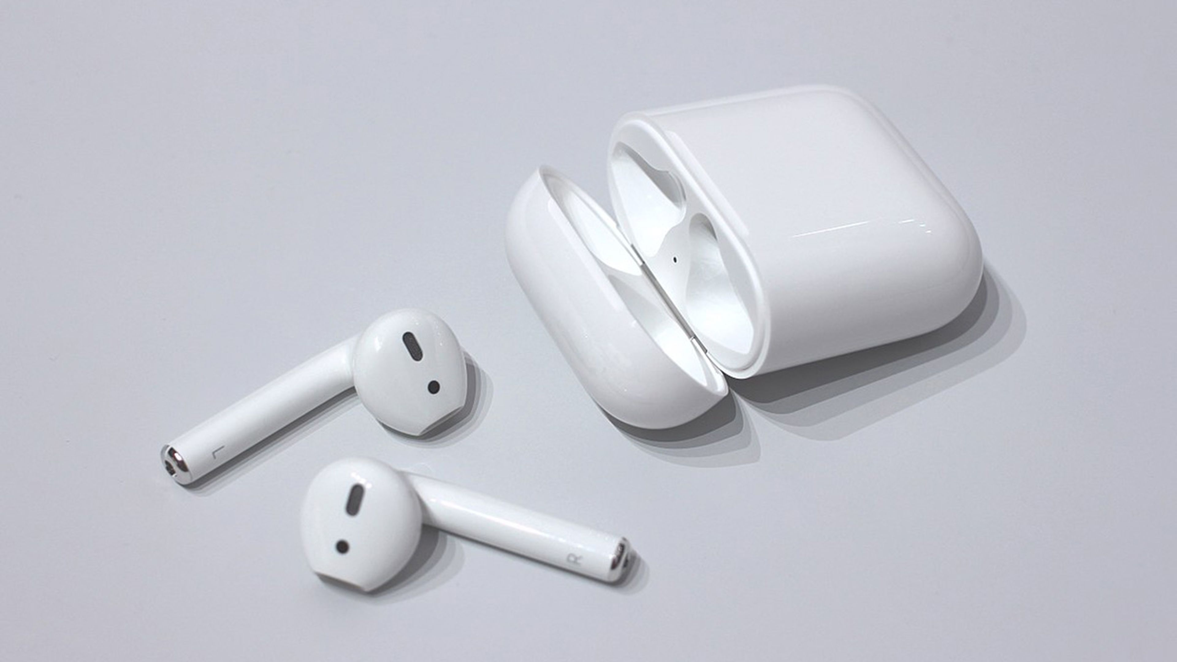 AirPods 2 frente a la primera generación de auriculares de Apple, ¿qué  cambia? | Computer Hoy