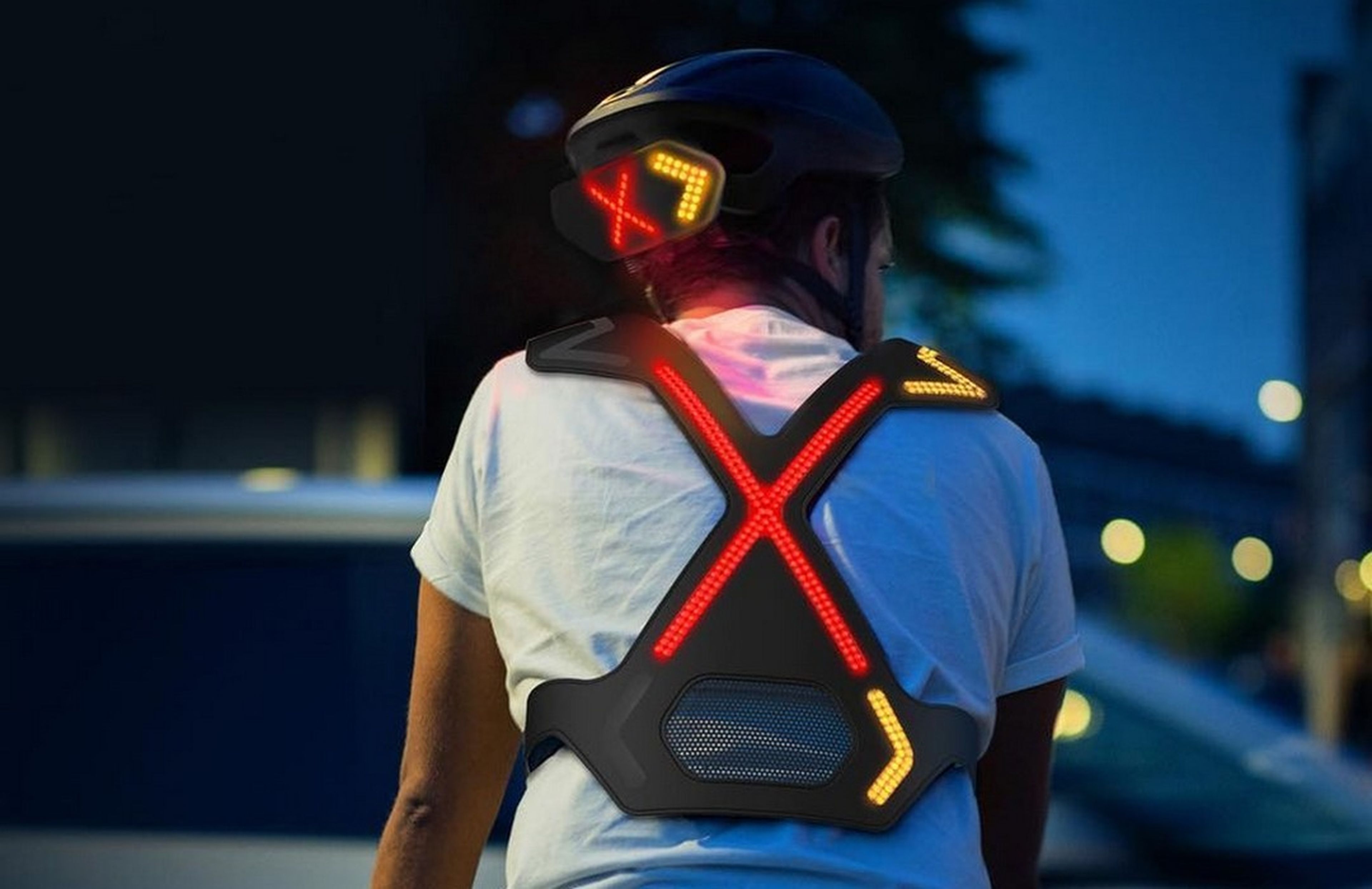 Este arnés con LEDs programables para ciclistas está pensado para salvar vidas