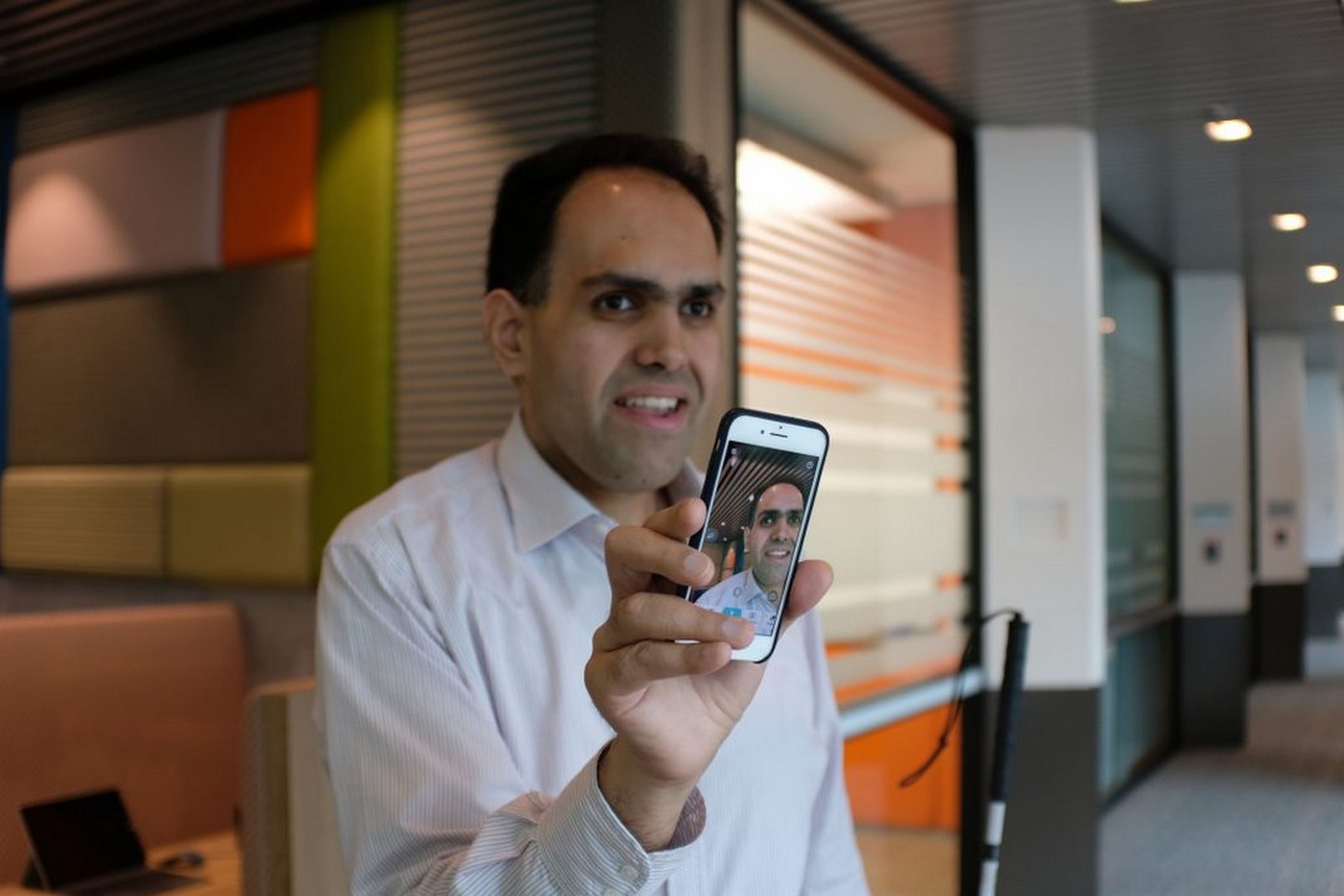 Microsoft lanza una app que describe lo que hay en las fotos a las personas ciegas