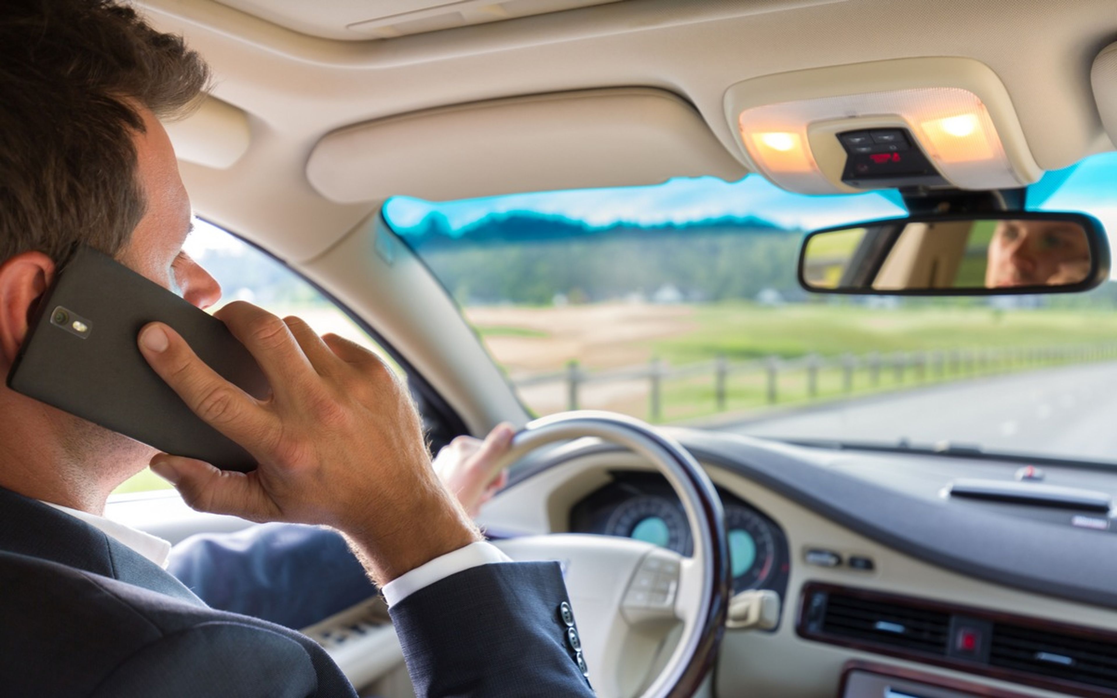¿Es aceptable revisar las llamadas de los conductores causantes de accidentes?