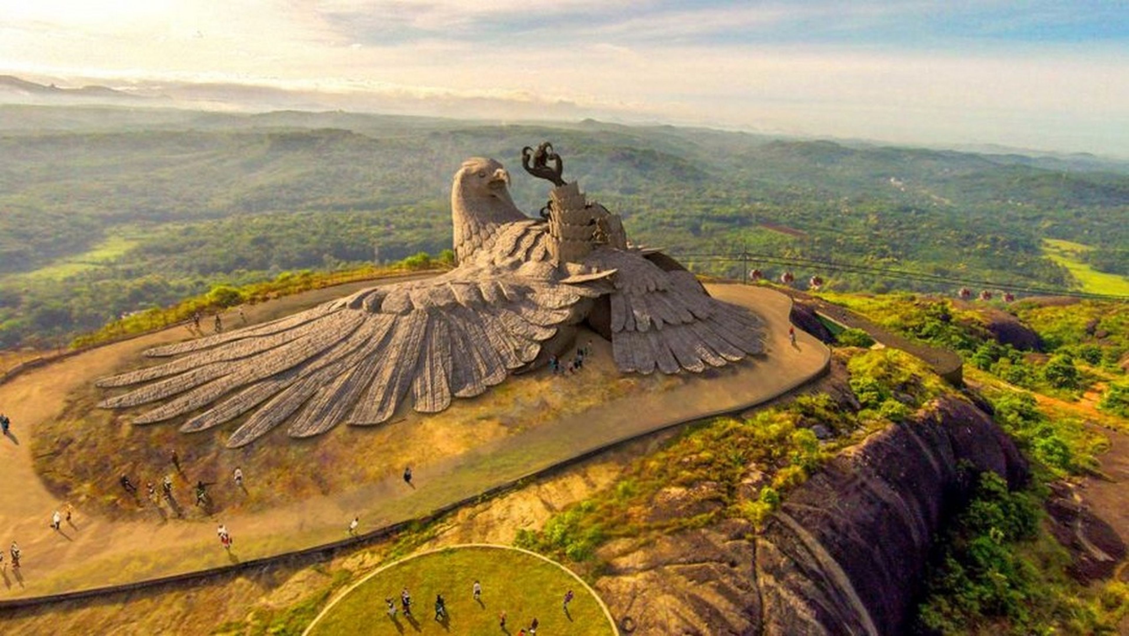 La estatua de pájaro más grande del mundo, ¿por qué es un águila caída?