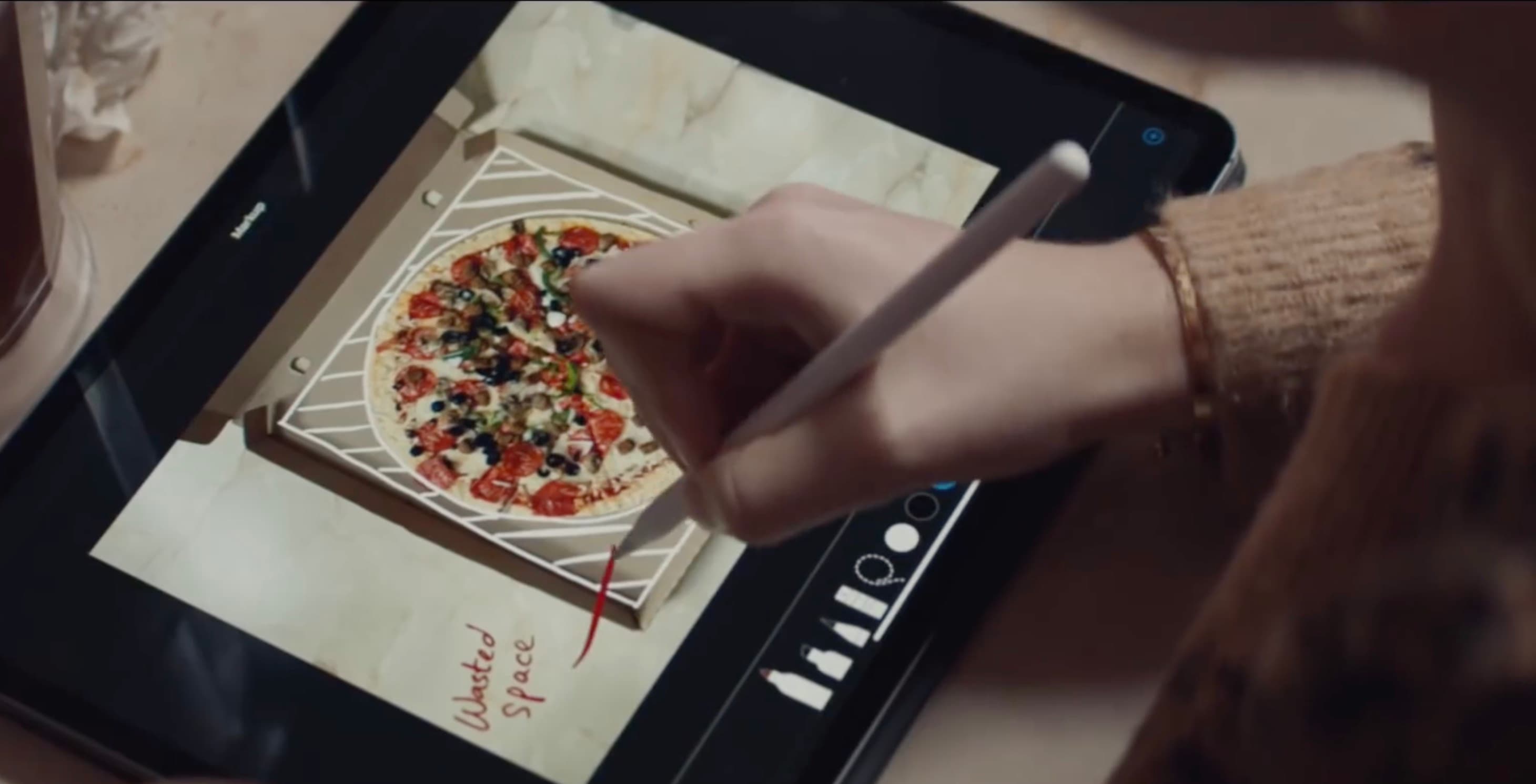 Почему пицца круглая а коробка. Как сделать круглую пиццу. Почему пицца круглая а коробка для неё квадратная. Как сделать большую круглую пиццу. Почему круглая пицца в квадратной коробке.
