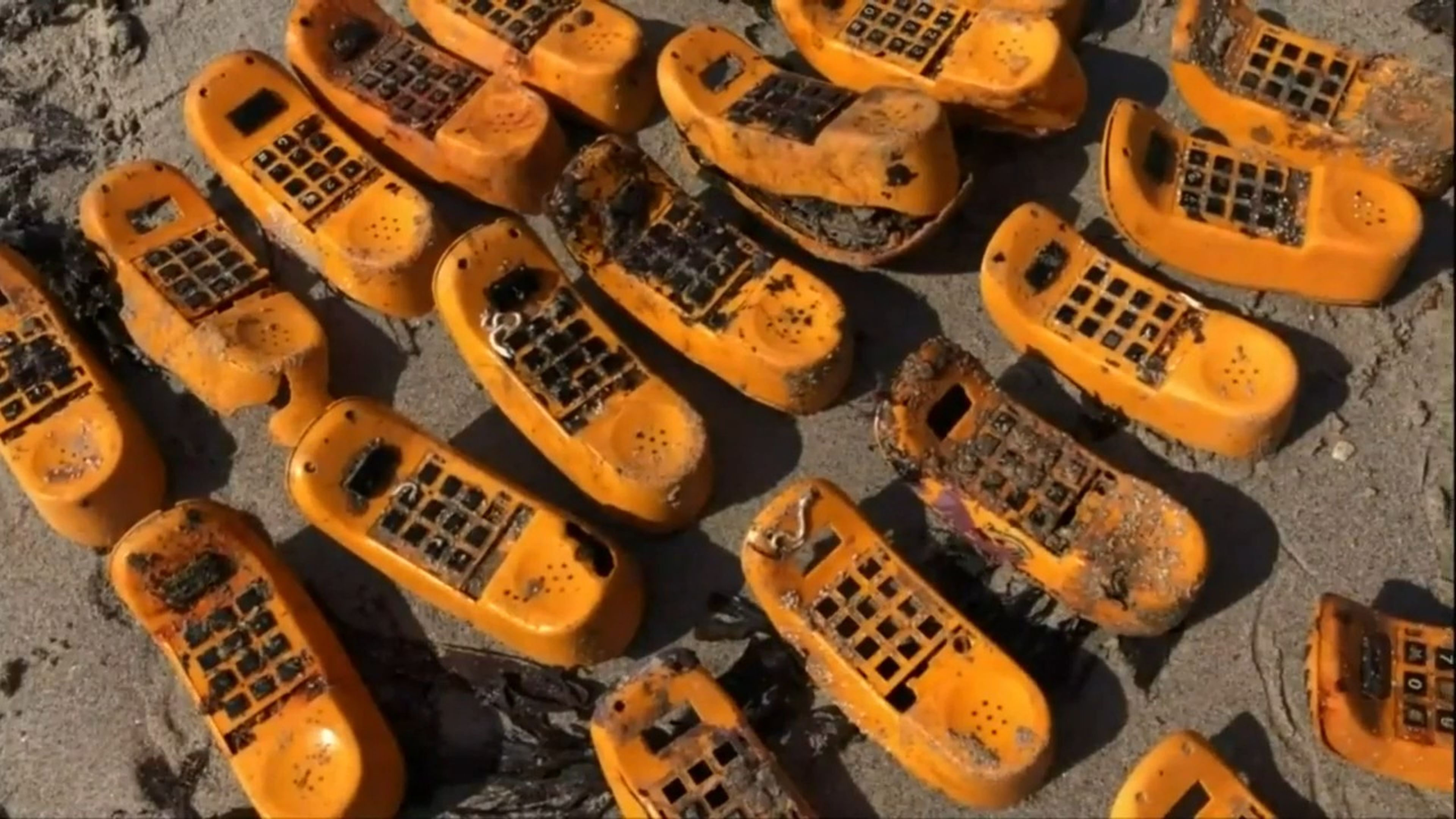 El misterio de los teléfonos de Garfield aparecidos en una playa francesa durante 35 años