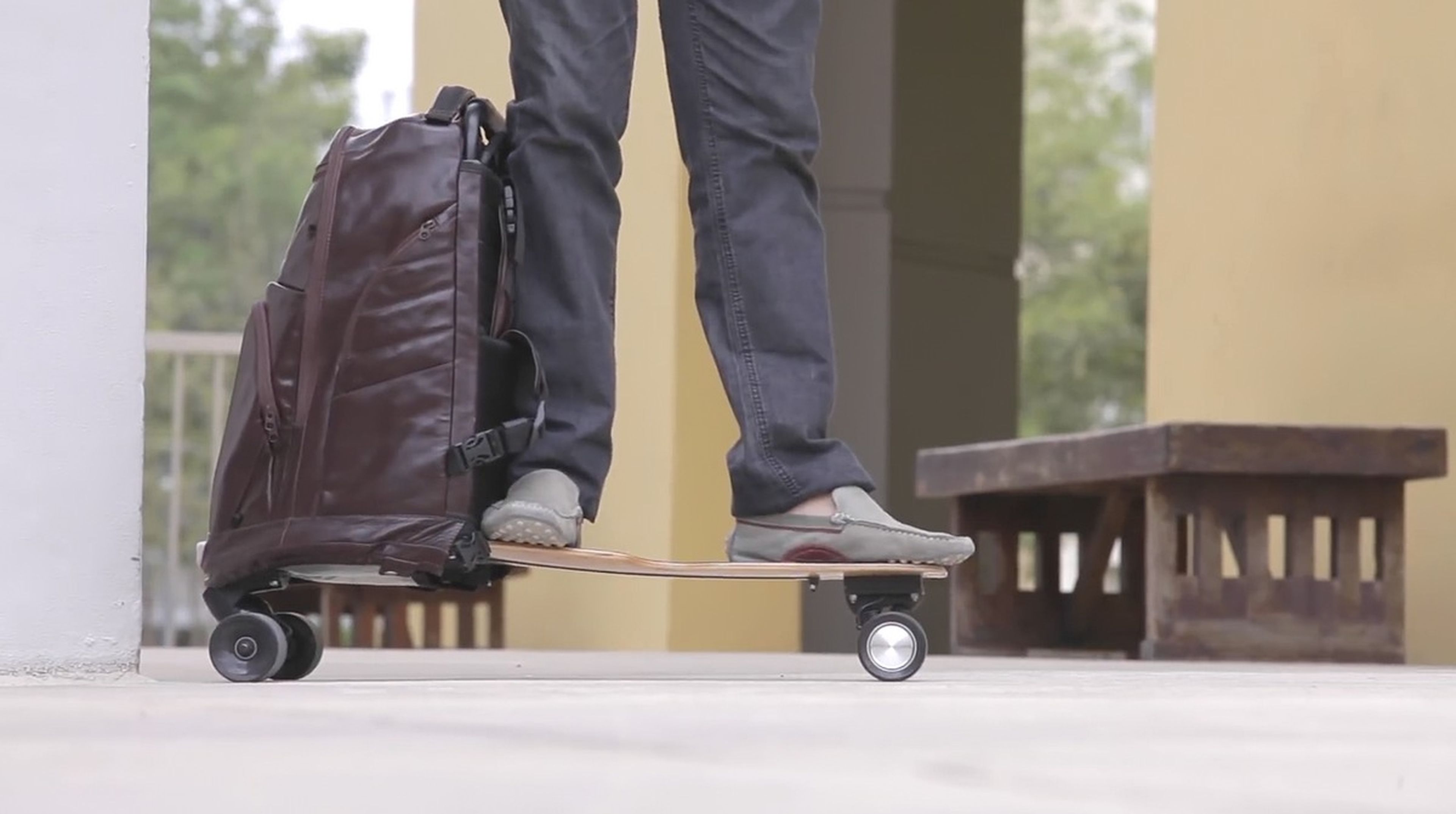 La mochila que se convierte en skate eléctrico