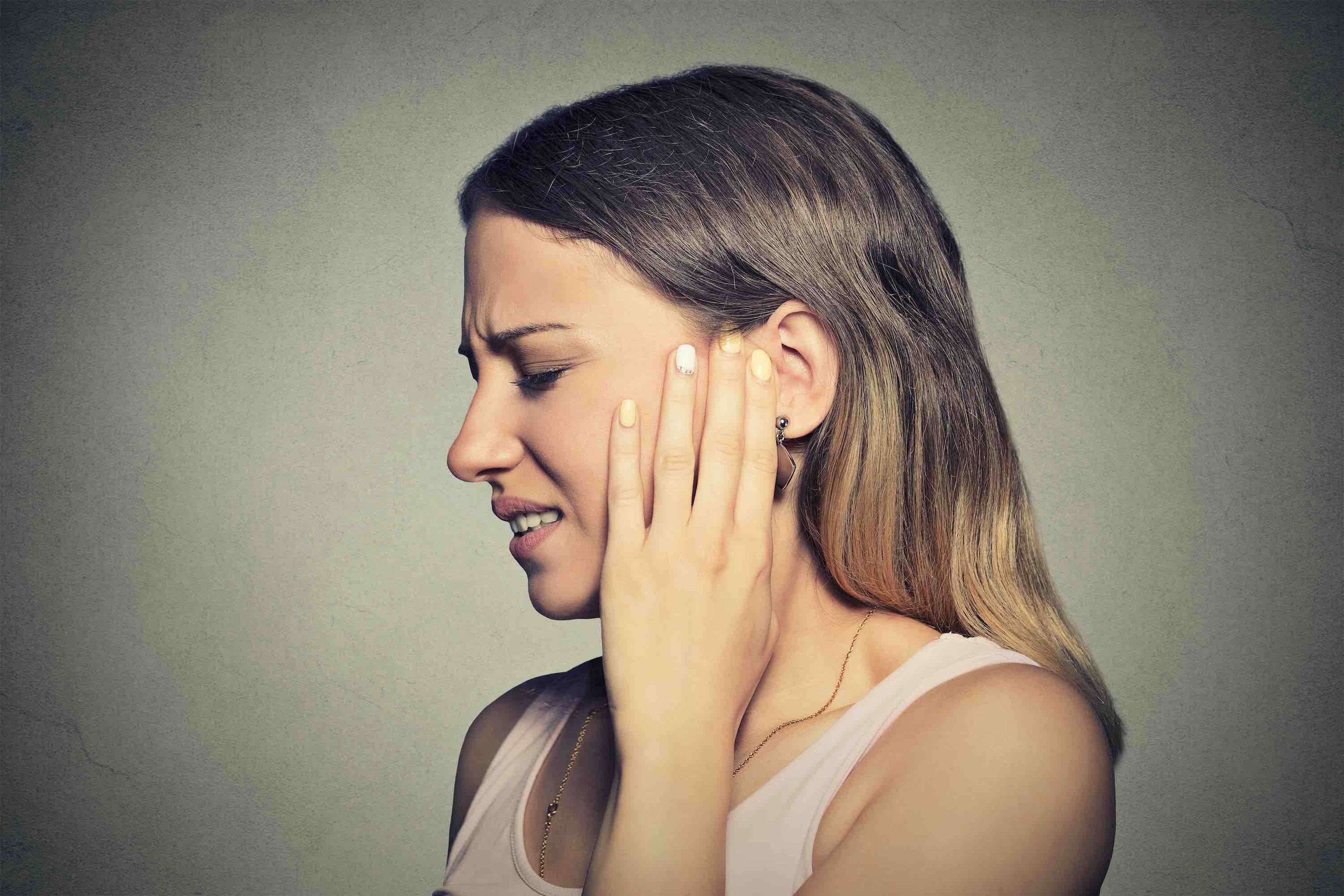 Mujer con dolor de oido.