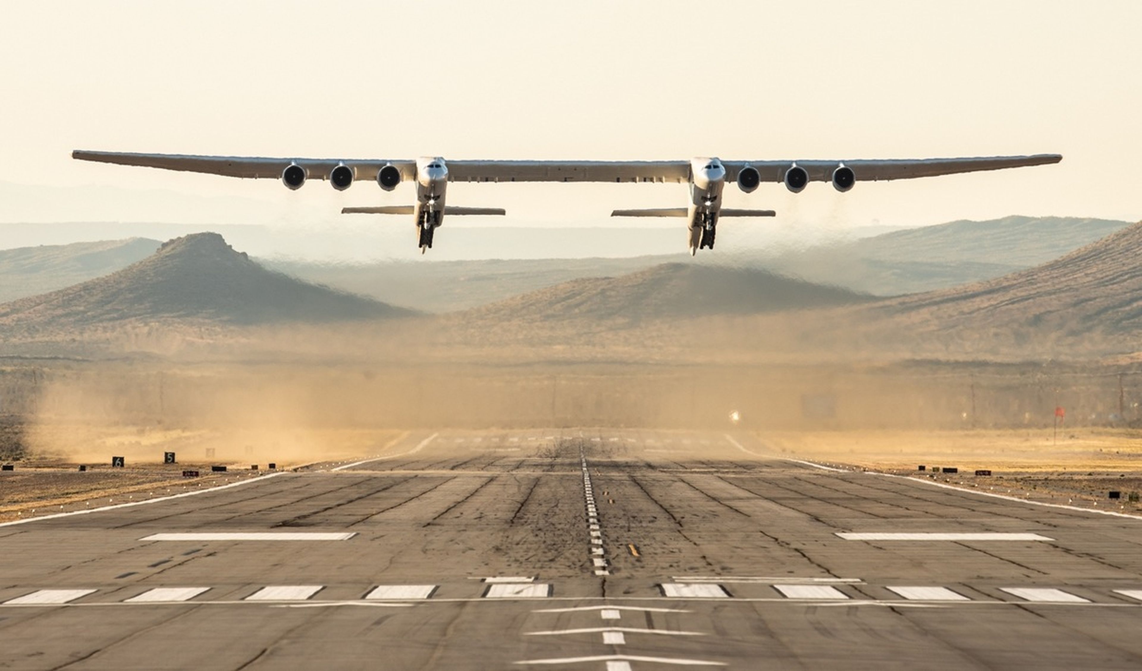 Stratolaunch, el avión más grande del mundo, vuela por primera vez