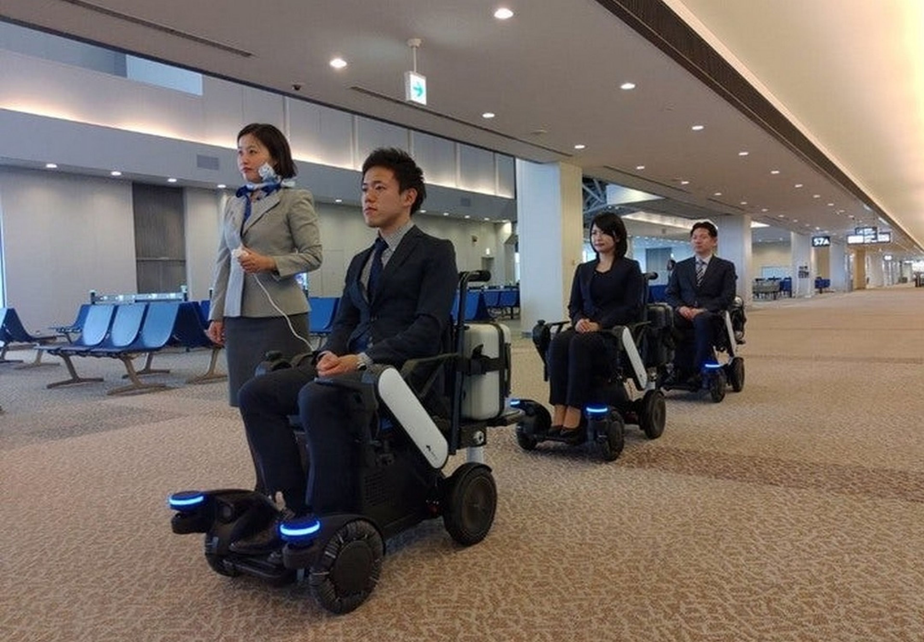 El aeropuerto de Tokio ofrece sillas de ruedas autónomas para trasladar a personas mayores